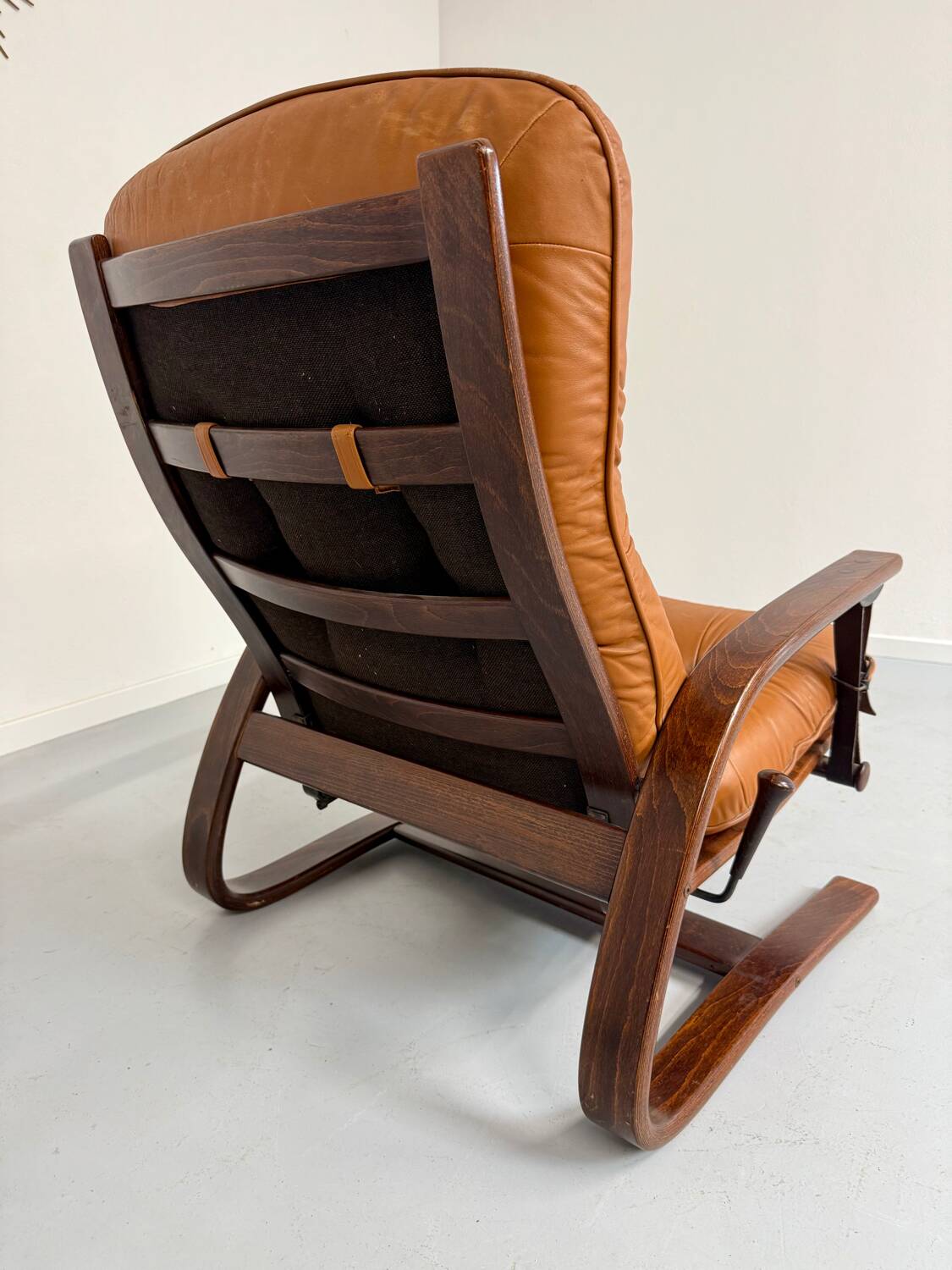 Antique "Panter" hanging armchair in Scandinavian design leather Westnofa an70
