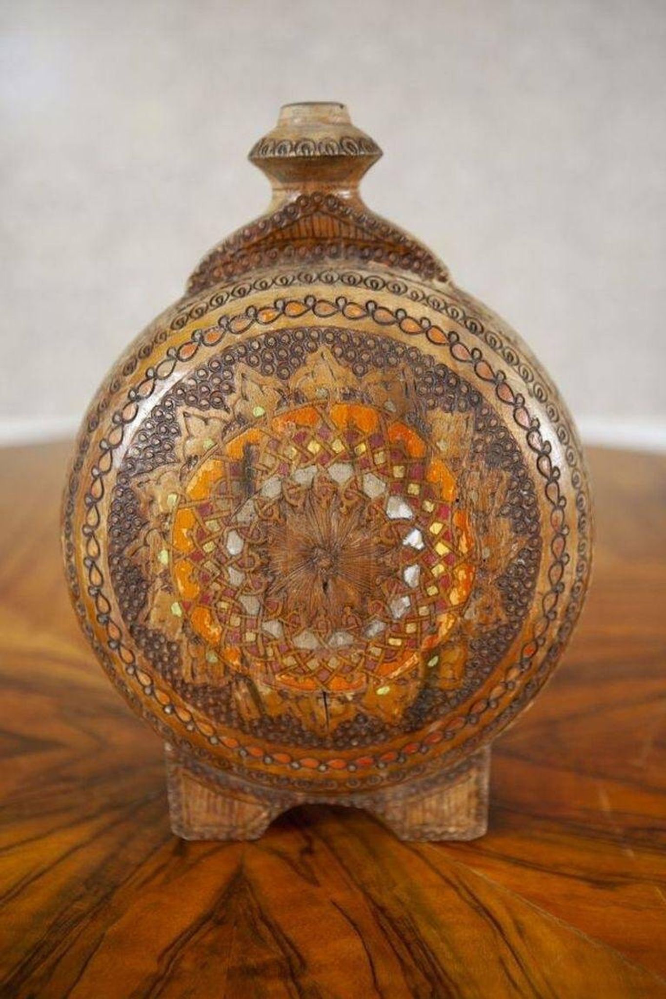 Bouteille d'eau en bois ornée du 20e siècle, années 1890