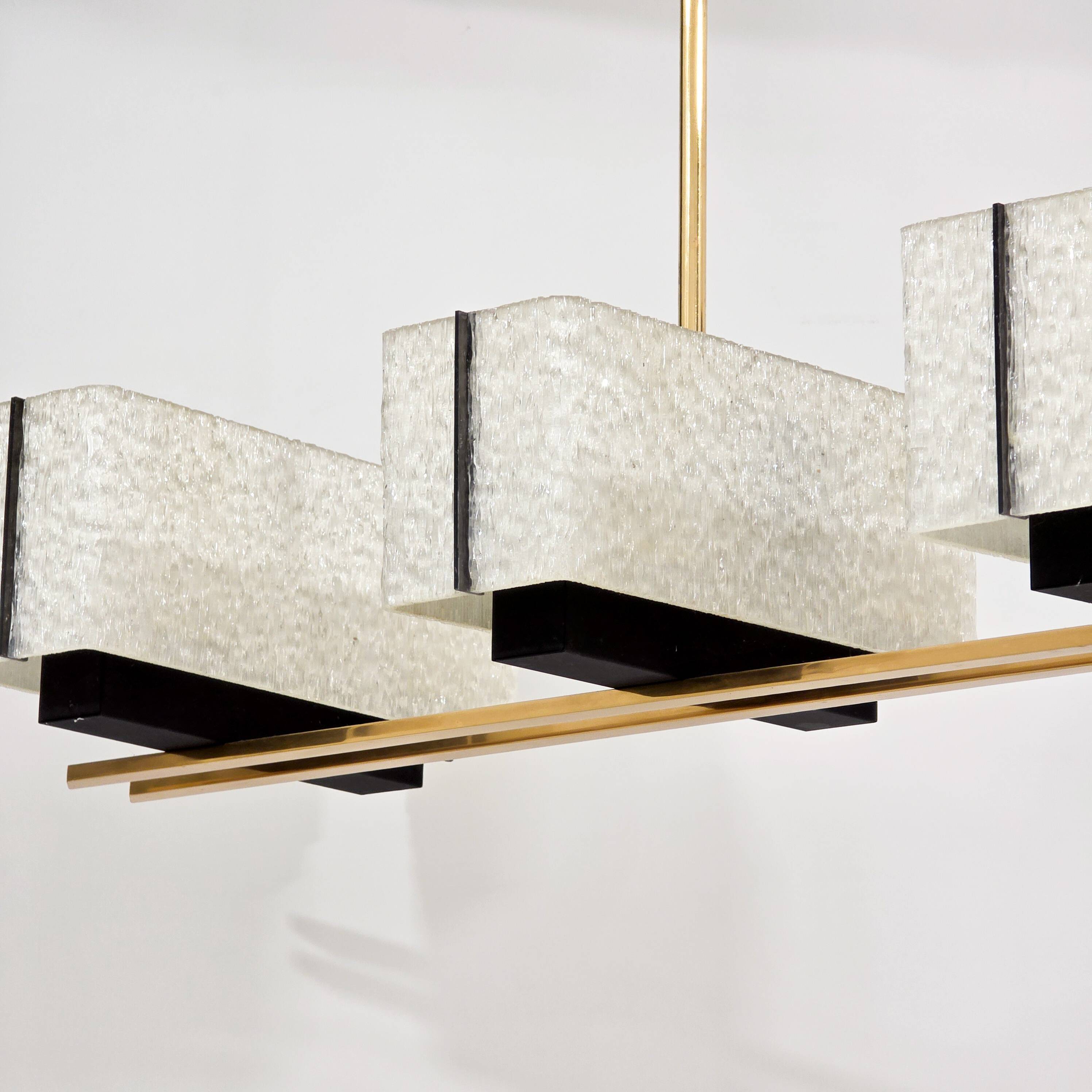 Vintage modernist chandelier in gilded brass – 1970s design