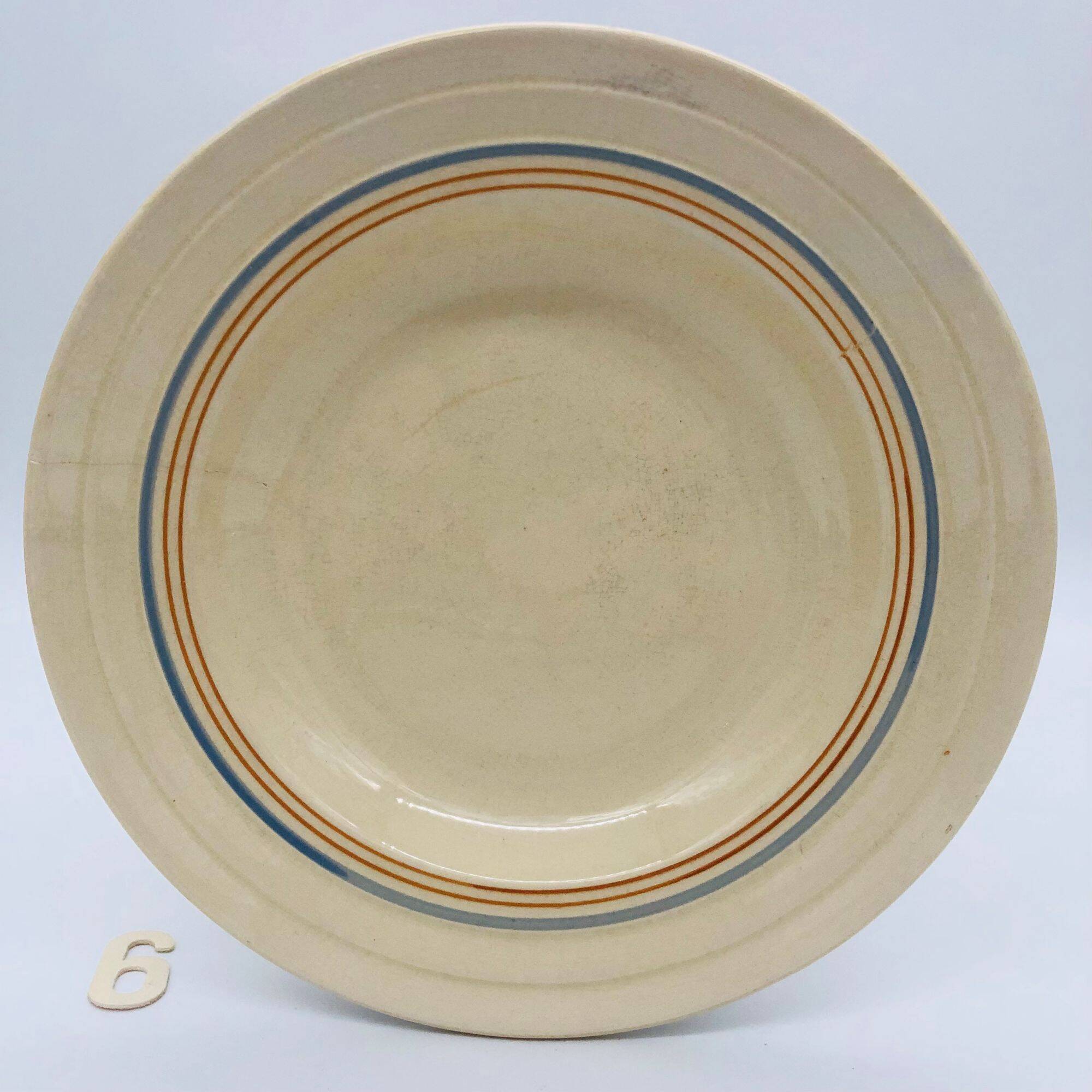 6 assiettes creuses avec de fin décor de liserés bleu et brun.