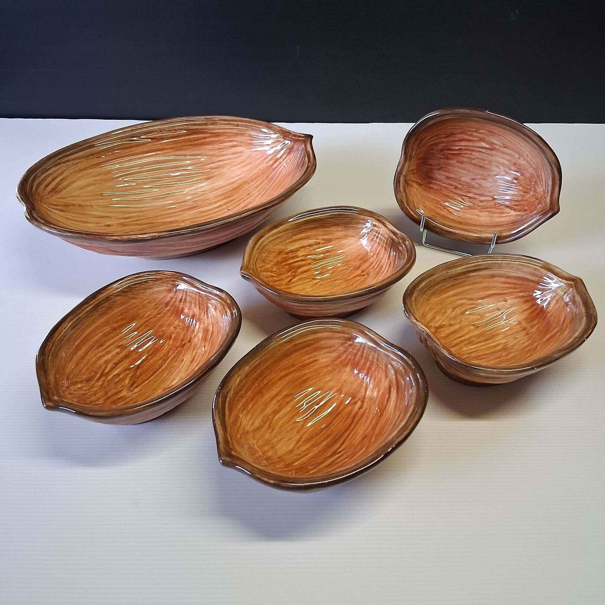 Very nice fruit service in the shape of walnut shells in very good condition.