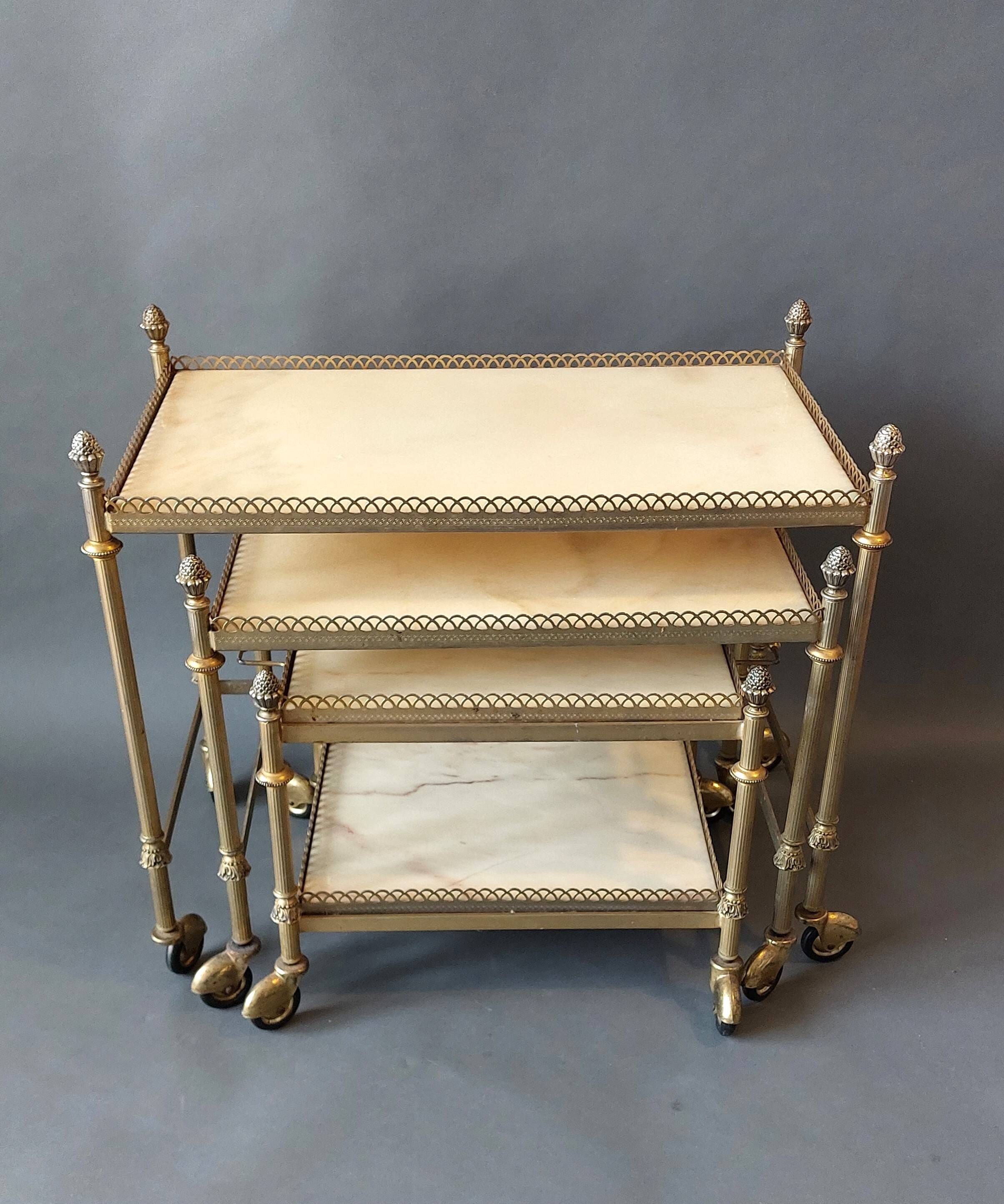 Neoclassical nesting trolleys in gilded brass and peach marble 1950/1960.