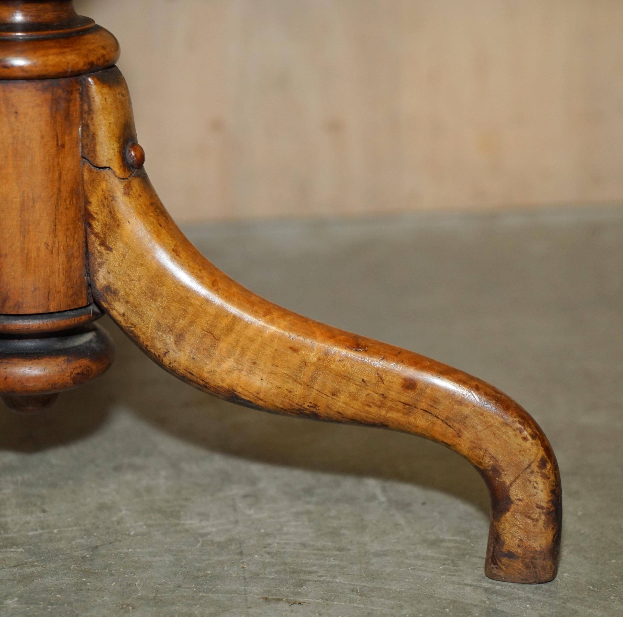 Table bibliothèque tournante en noyer moucheté victorienne restaurée antique