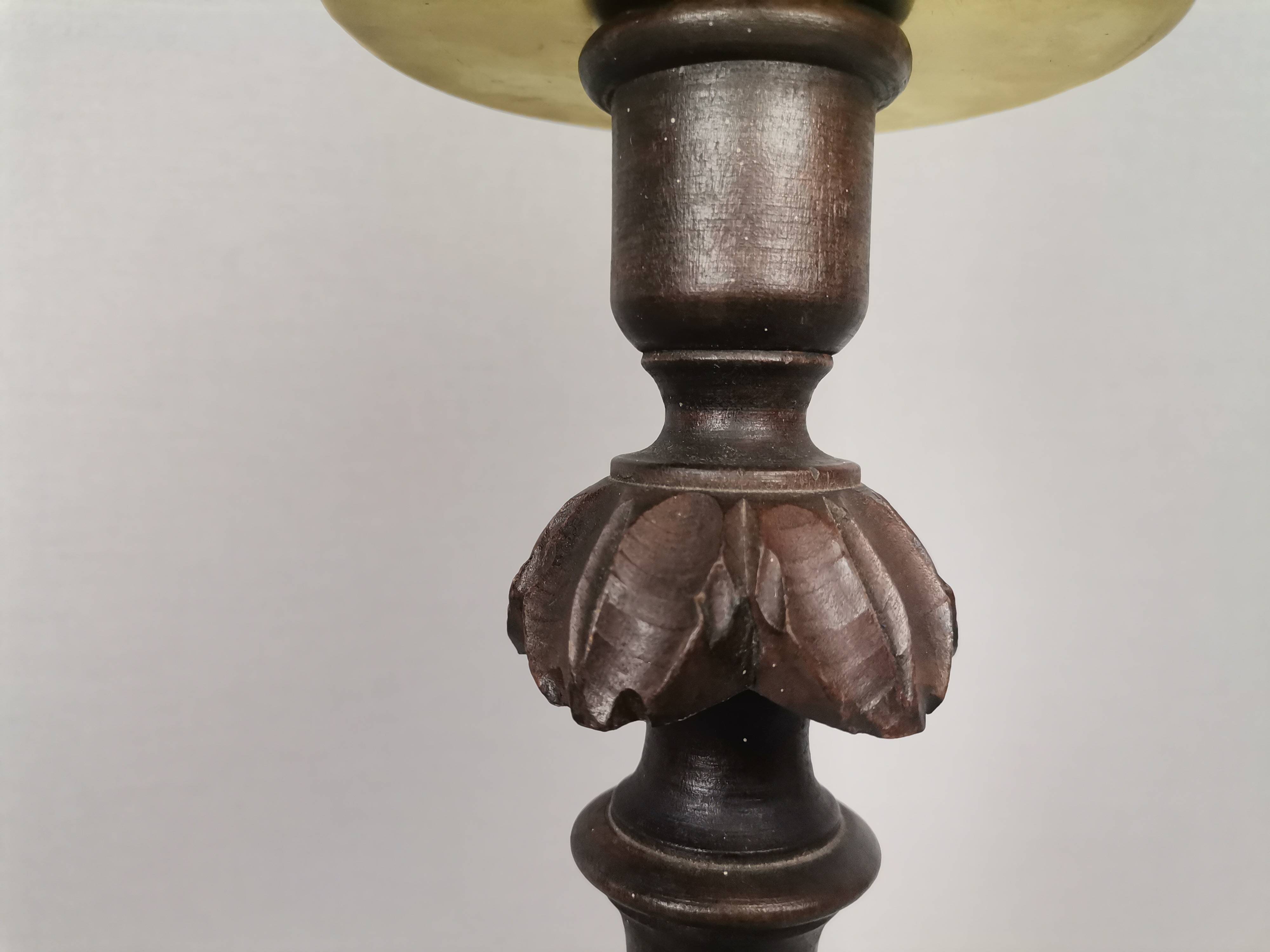 Grande lampe de table en bois avec abat-jour en verre