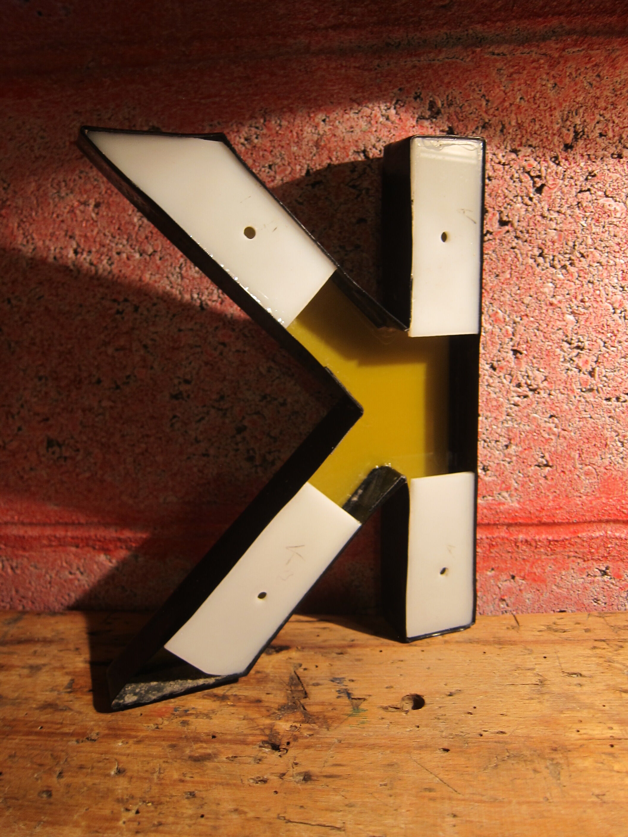 Teaches letter K vintage gold outlined in black format 15 x 21 cm