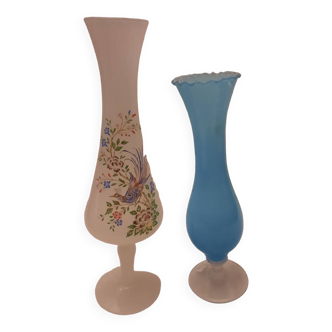 Paire de vases anciens en opaline blanche et bleue