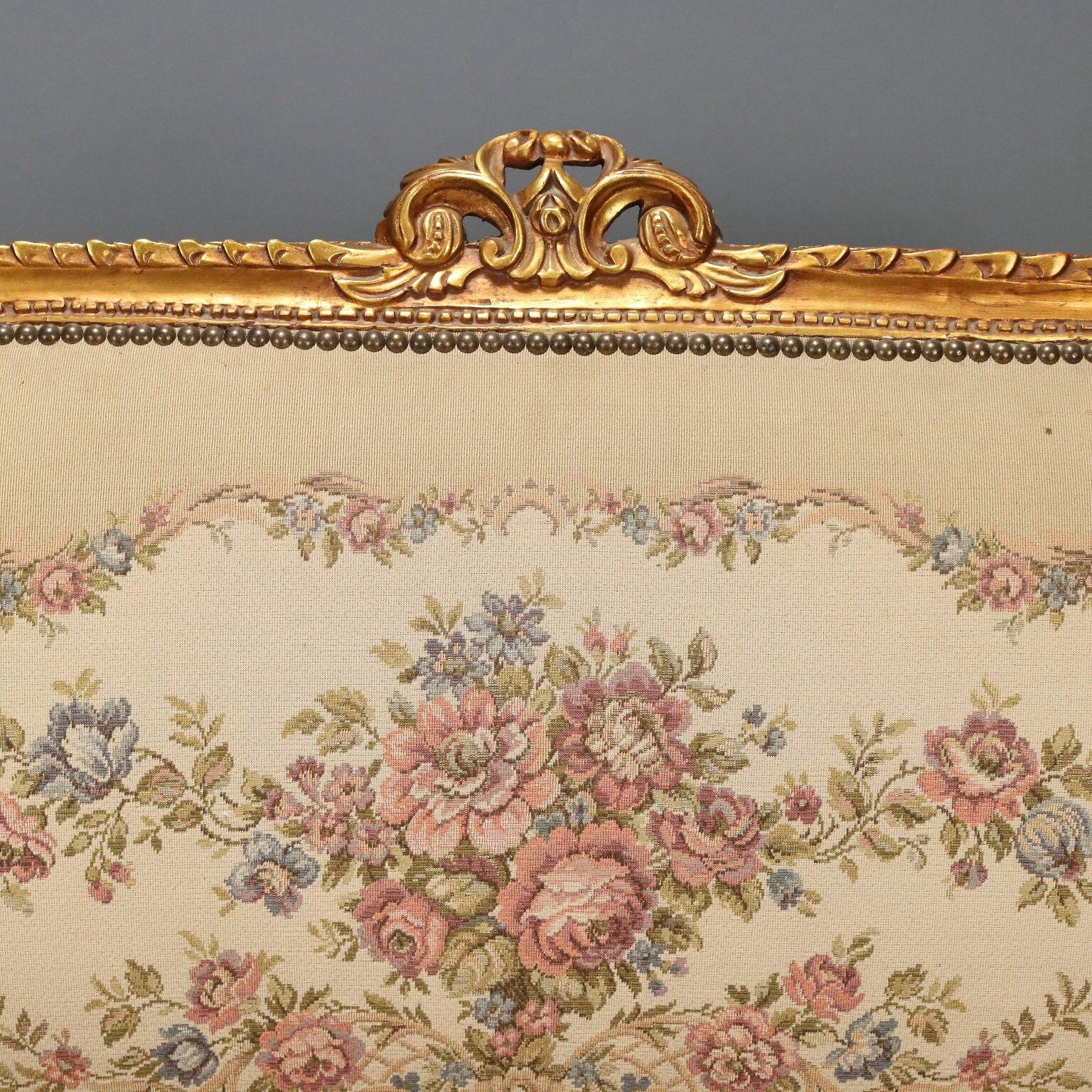 Neoclassical canapé in gilded wood