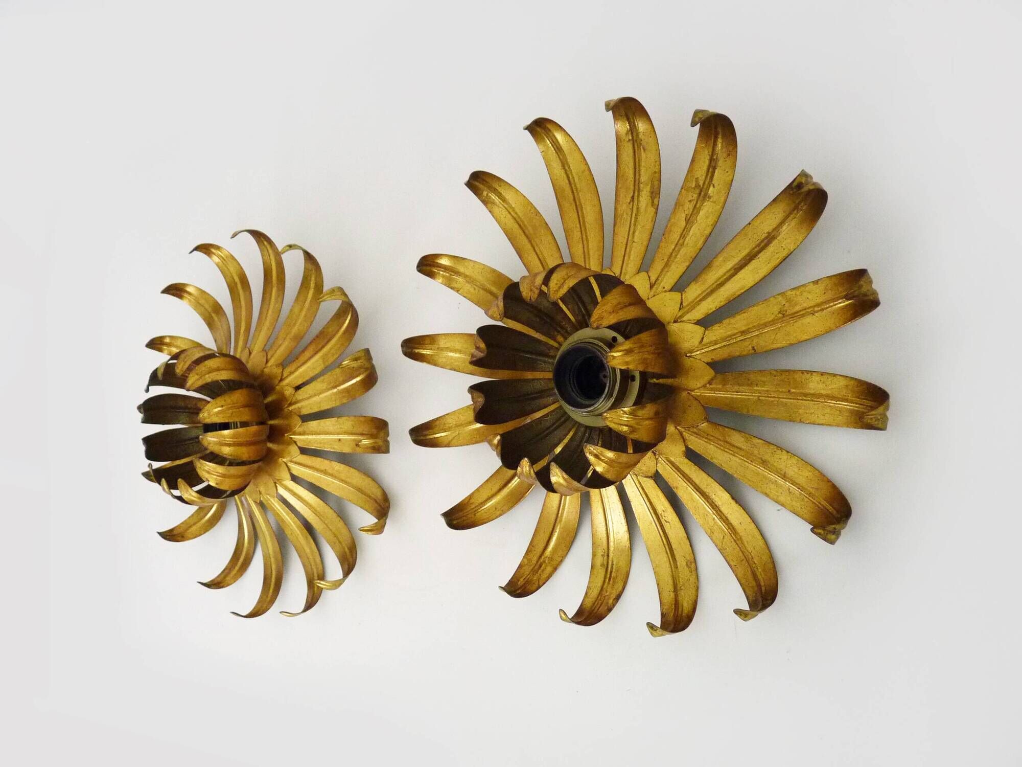 Pair of palm tree wall lights in gold metal. 70s