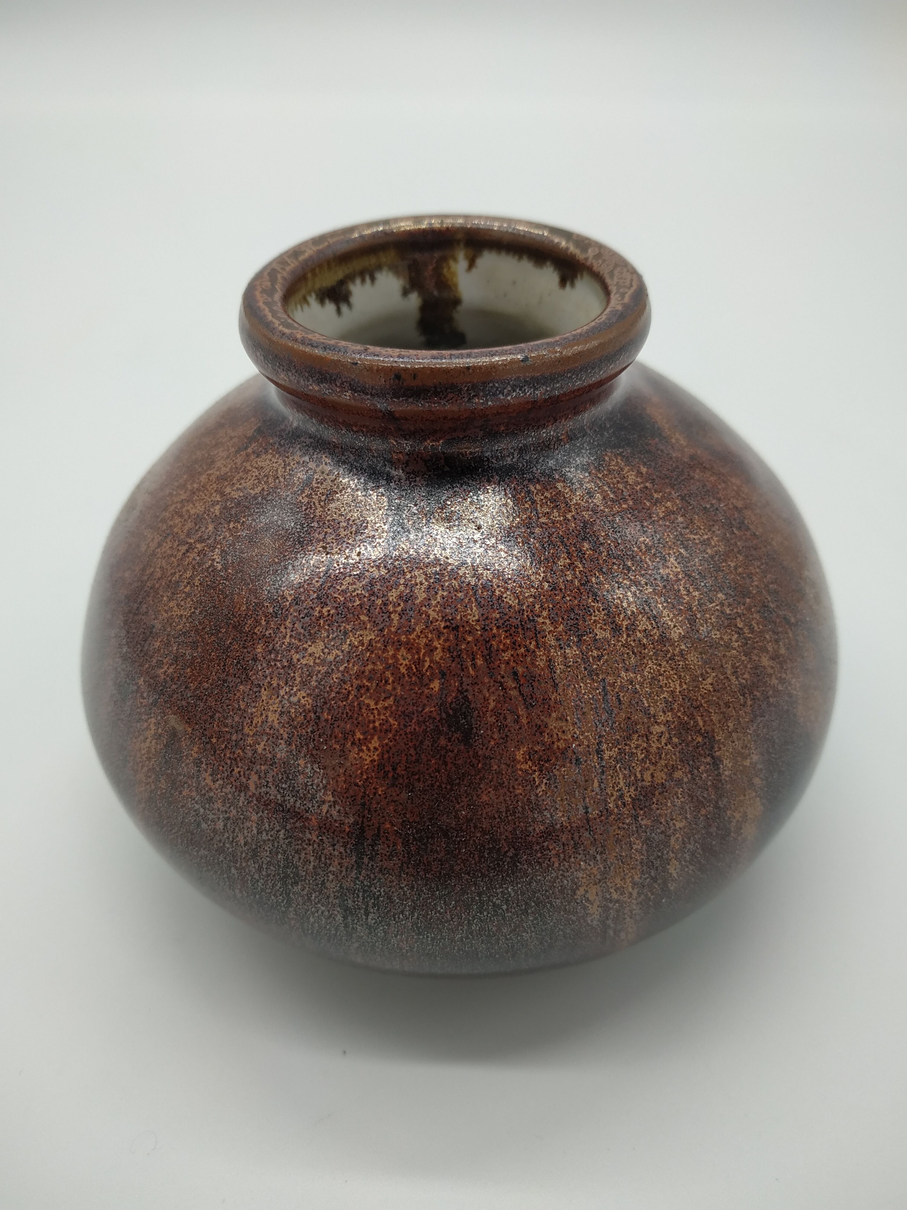 Copper vase with metallic reflections