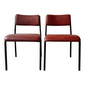 Paire de chaises empilables vintage avec revêtement en vinyle rouge