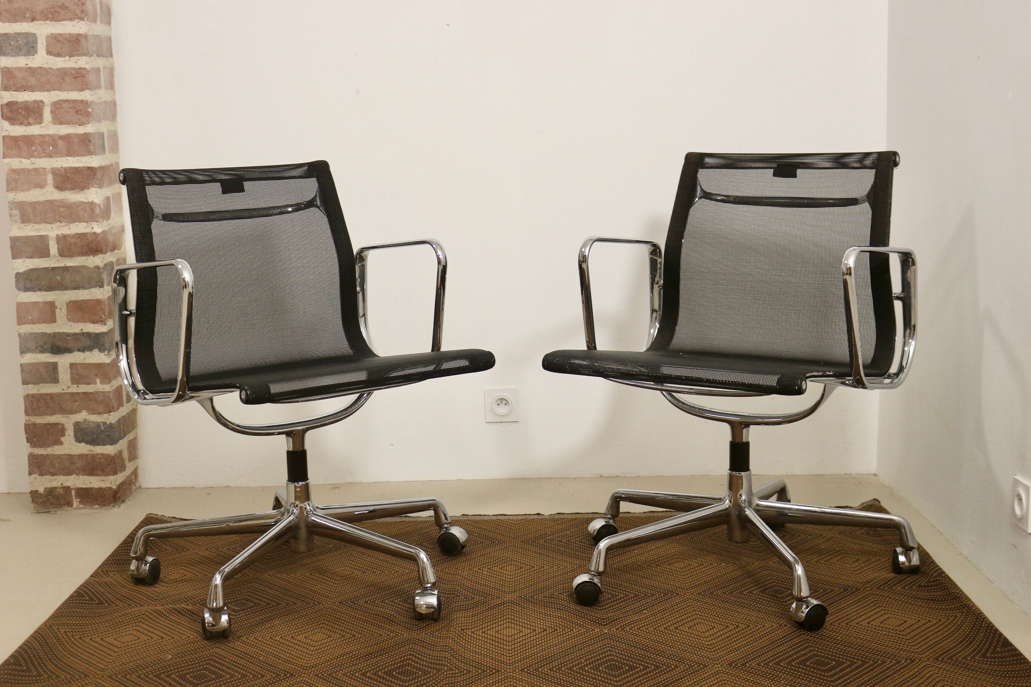 Lot de 2 fauteuils modèle EA 117 de Charles et Ray Eames par Vitra