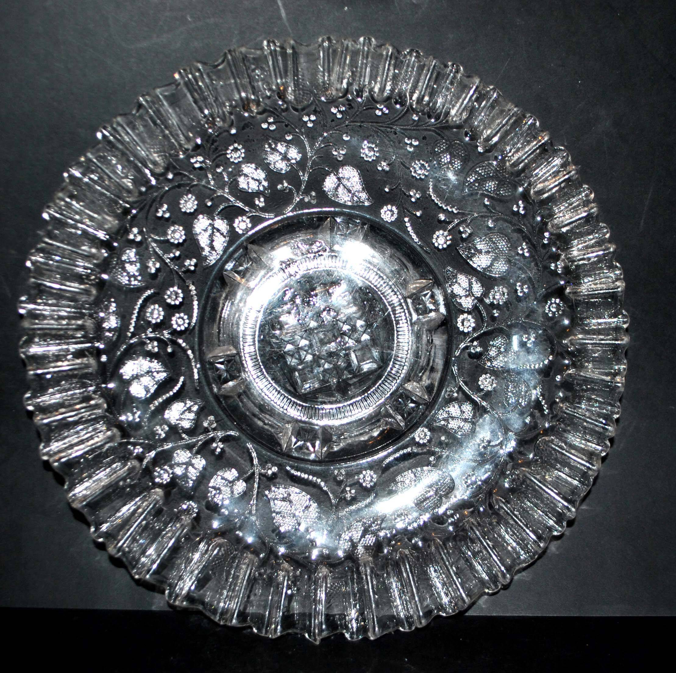 Old molded glass cake dish cutter - ivy decoration wavy edge 31cm