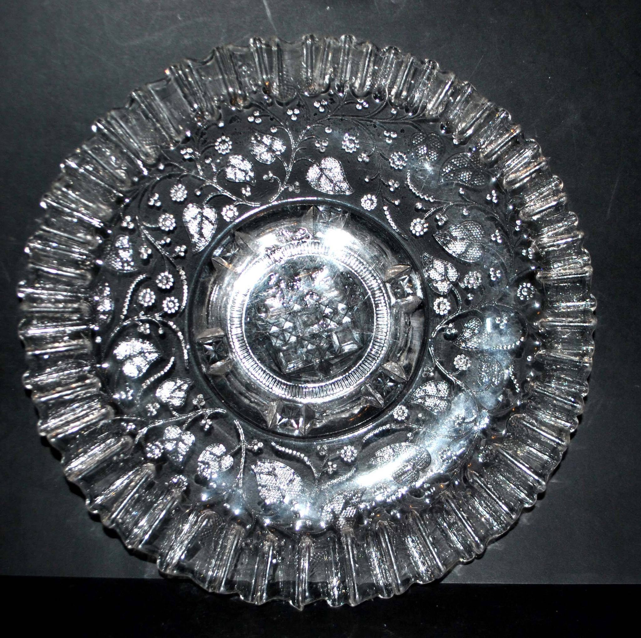 Old molded glass cake dish cutter - ivy decoration wavy edge 31cm