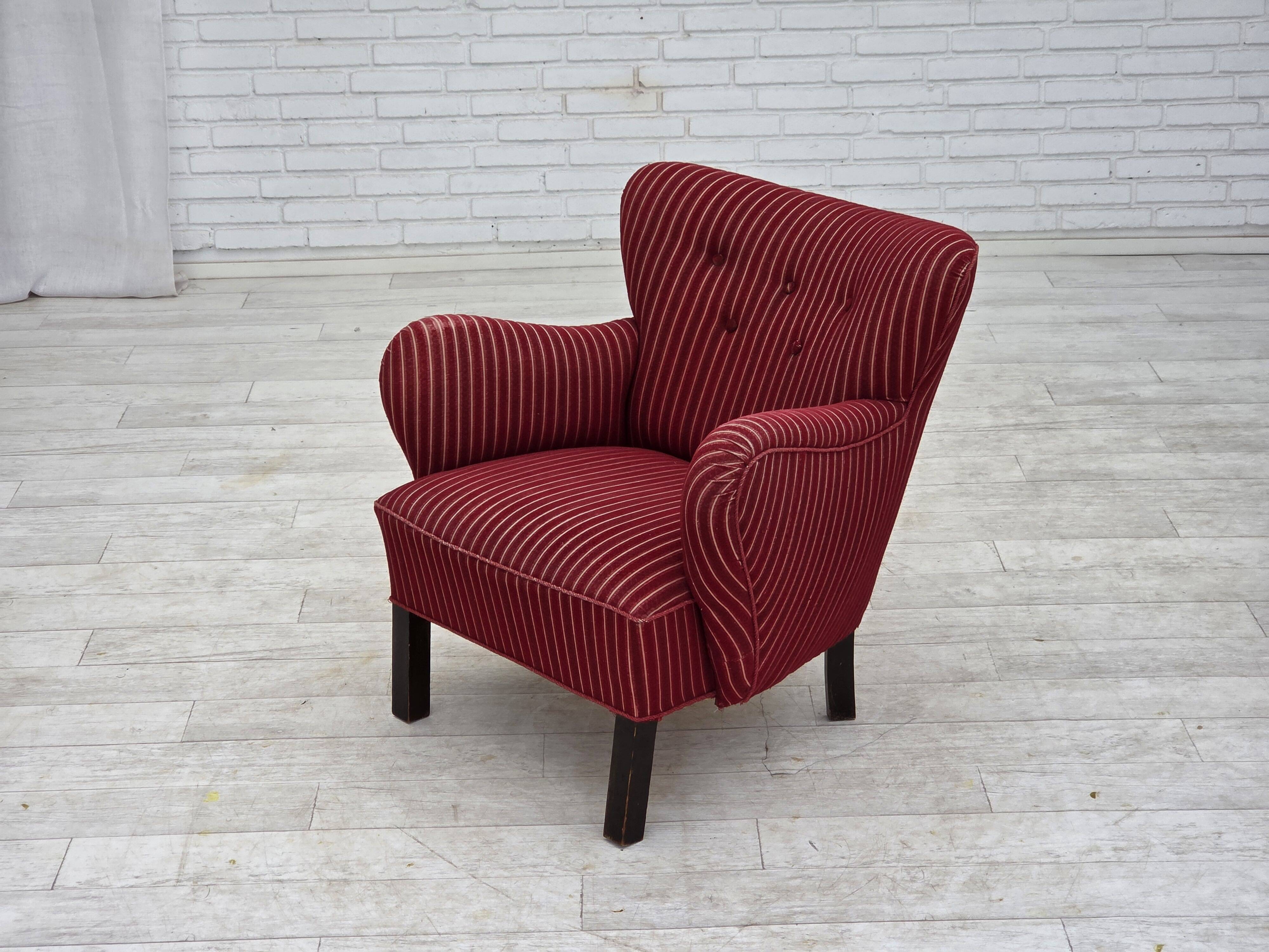 Fauteuil danois des années 1960, en laine de meuble rayée rouge, pieds en bois de chêne.