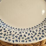 Plat Gien à décor de fleurs bleues