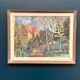 Huile sur toile suédoise d'époque mi-siècle – « Village » par Kenny Wenkel – Vintage et encadrée – 71 × 55 cm (28" × 21,7")
