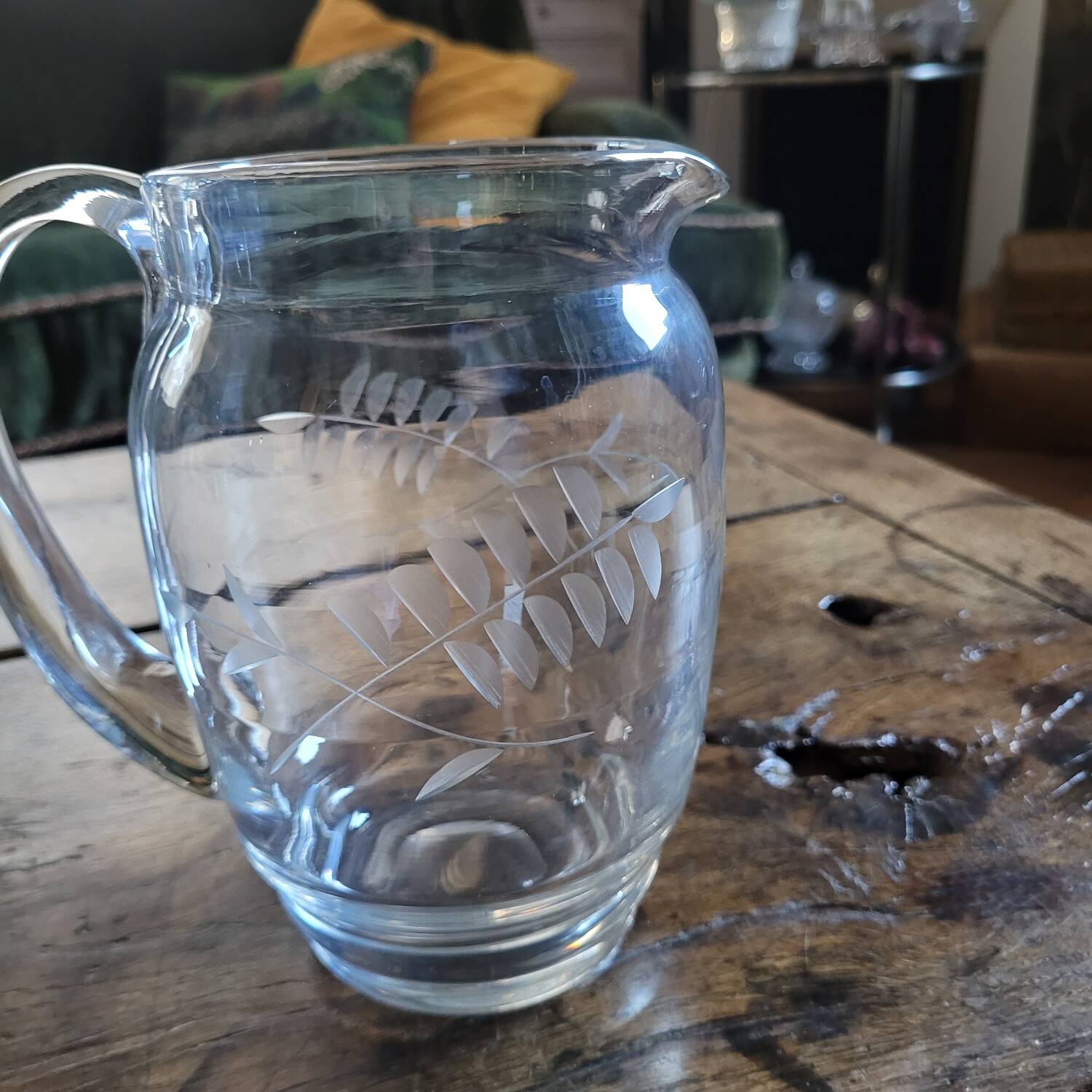 Pichet en verre gravé, décor feuillage, années 50