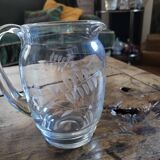 Pichet en verre gravé, décor feuillage, années 50