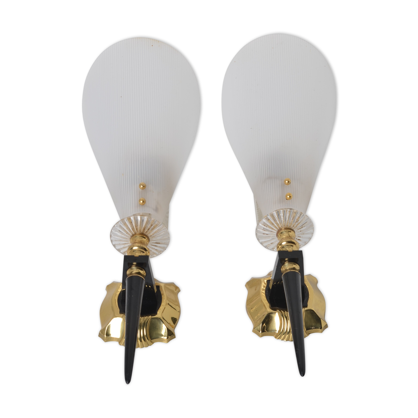 White wall lamp horn shape
