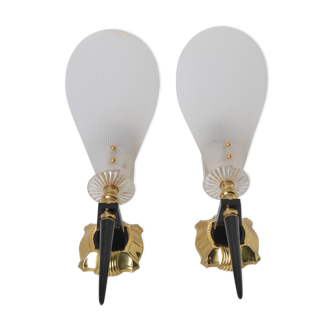 White wall lamp horn shape