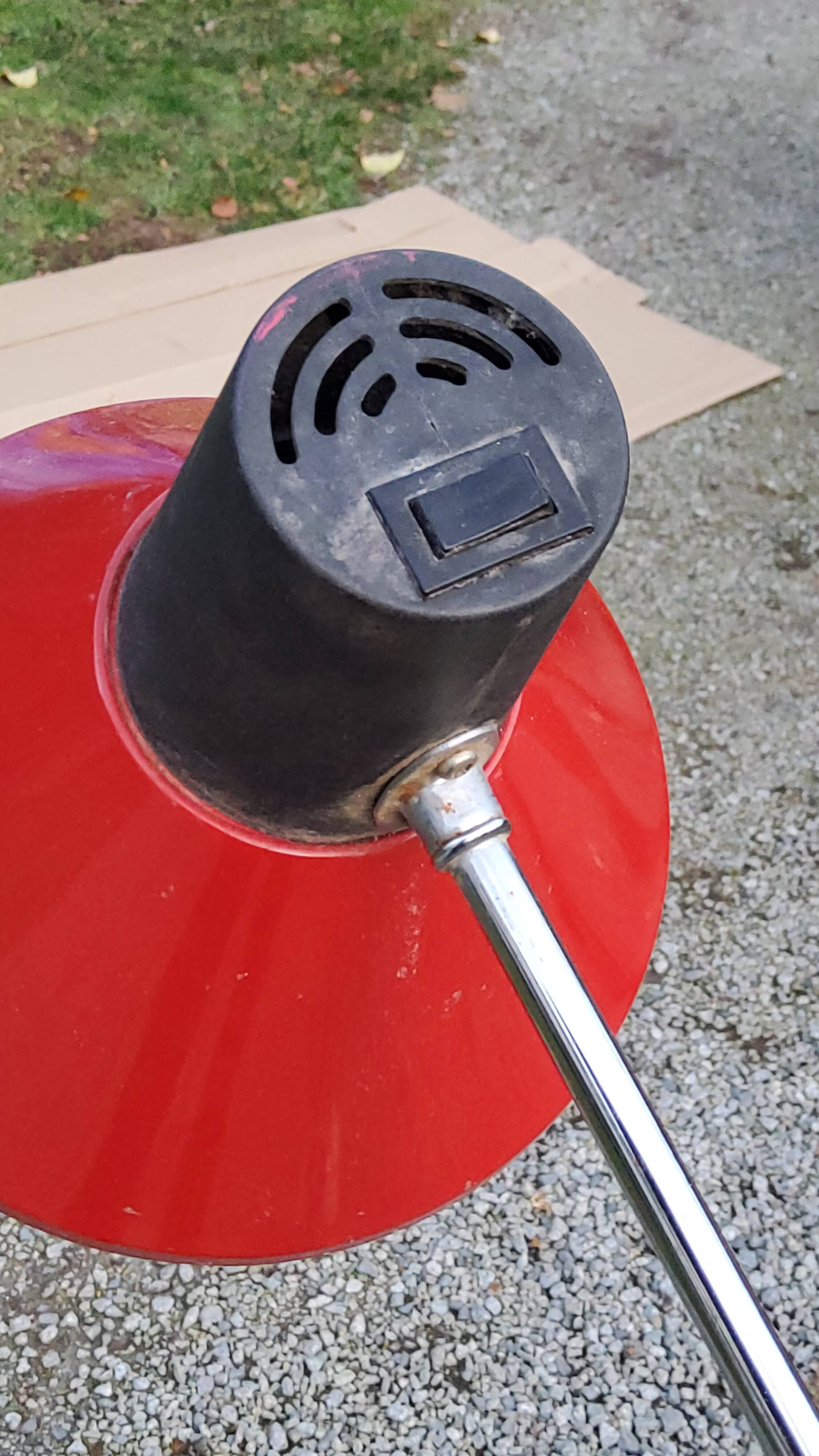 Designer reading lamp from the 70s in chrome and red lacquered sheet metal