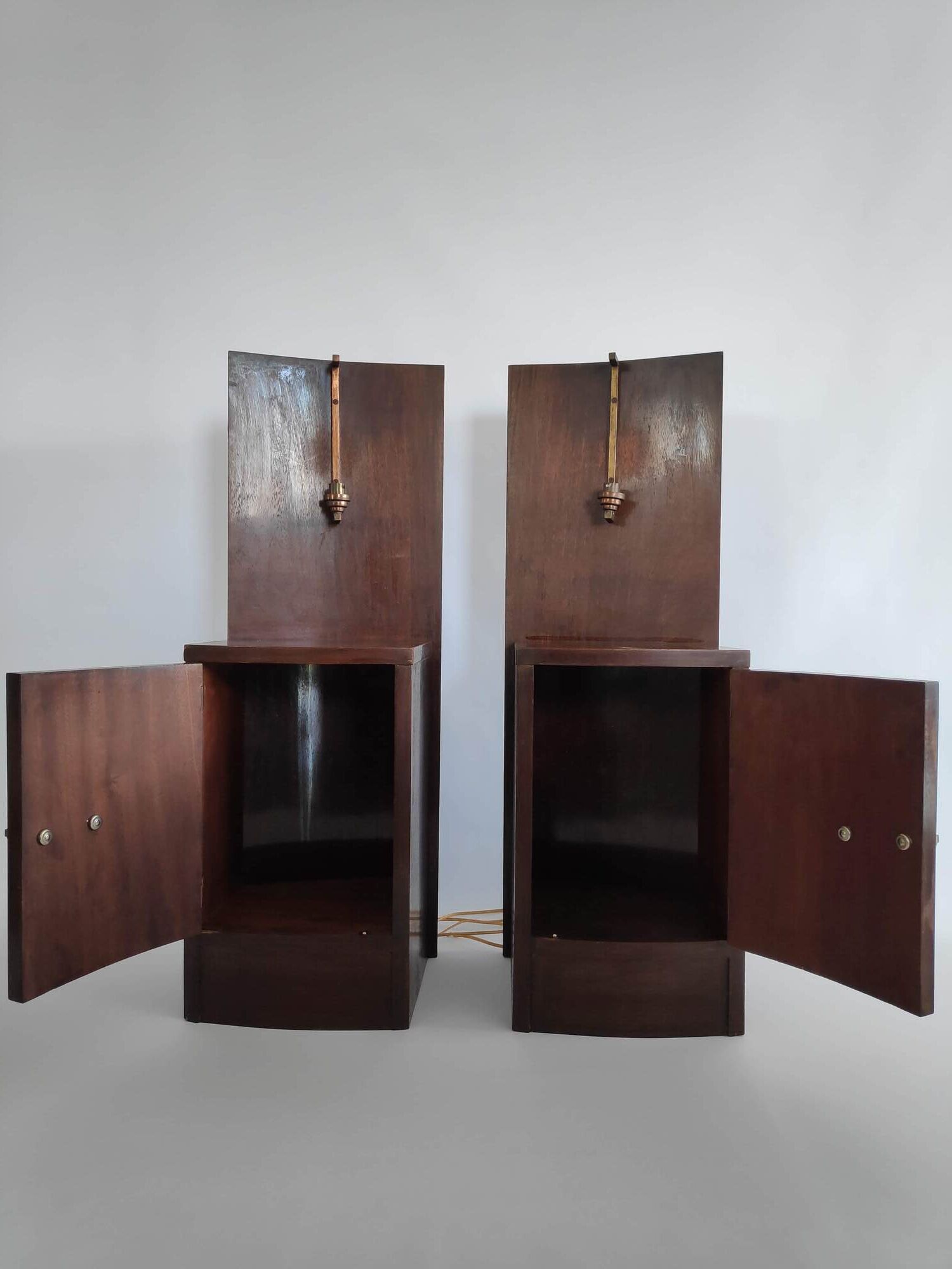 Paire de tables de chevets Art Déco éclairées en bois et laiton