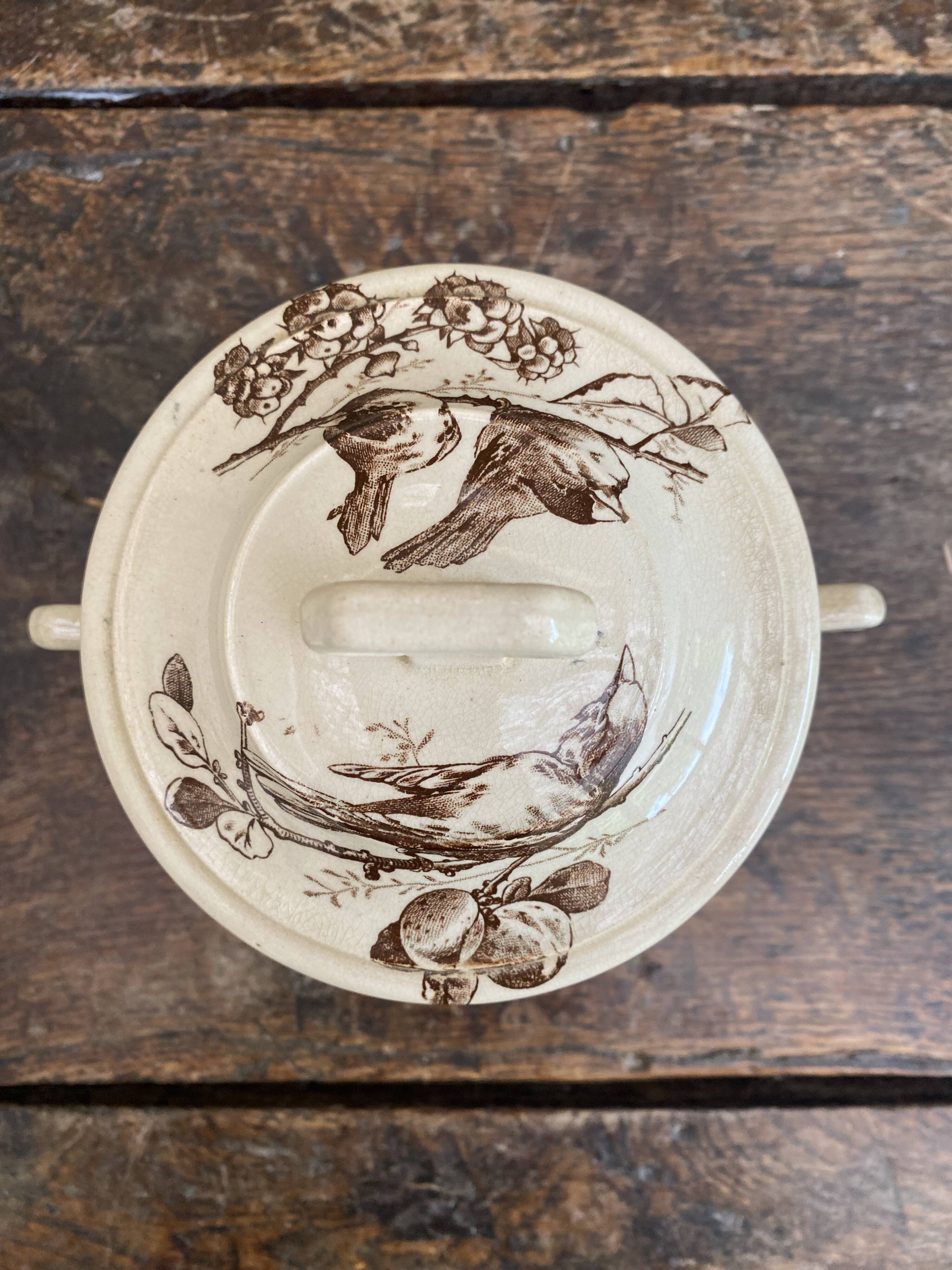 Earthenware bonbonnière