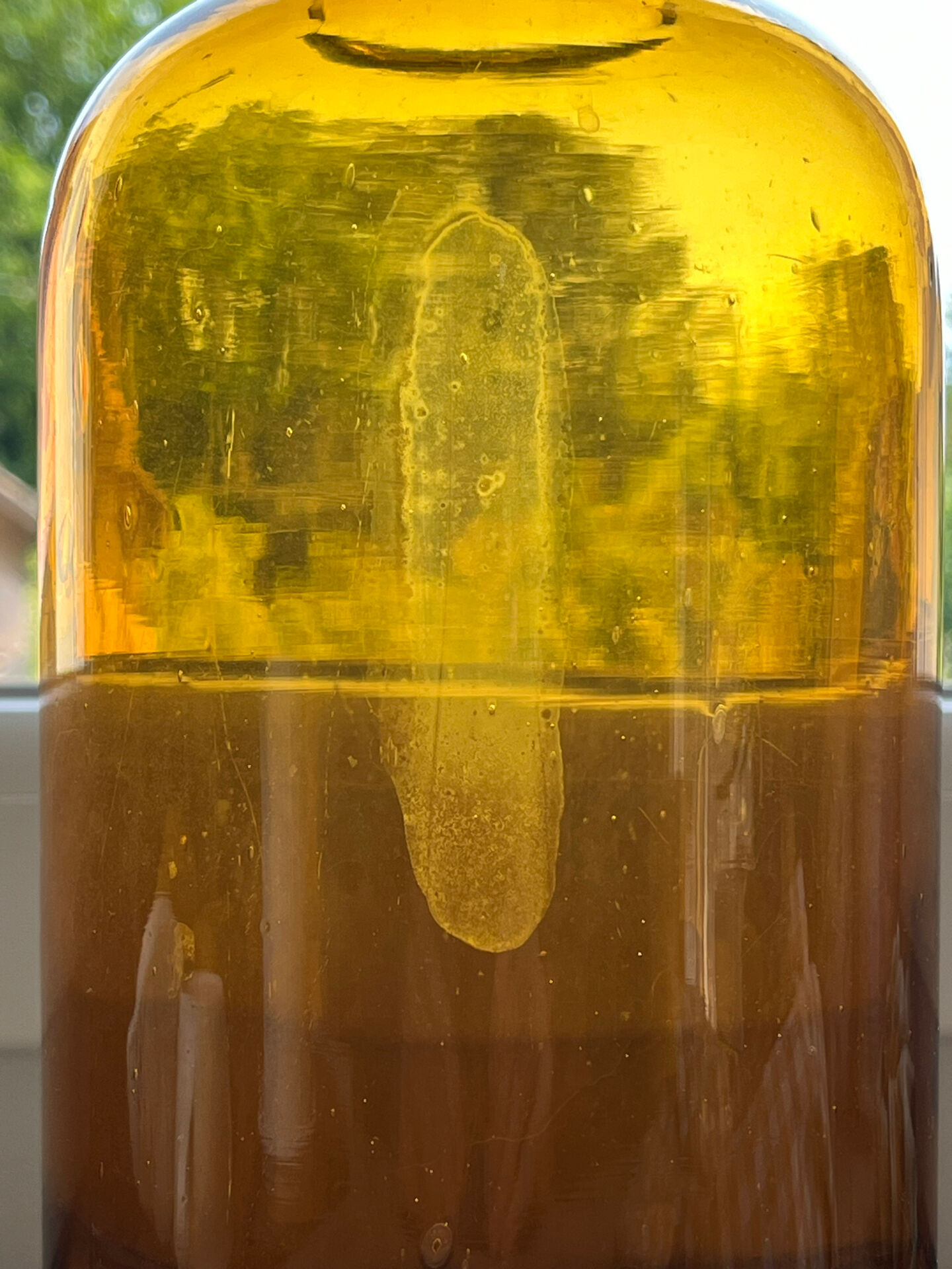 Flacon vase en verre ambré