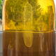 Flacon vase en verre ambré