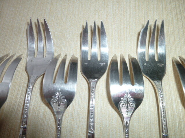 Set of 12 forks with cakes in silver metal Ercuis Russian model.