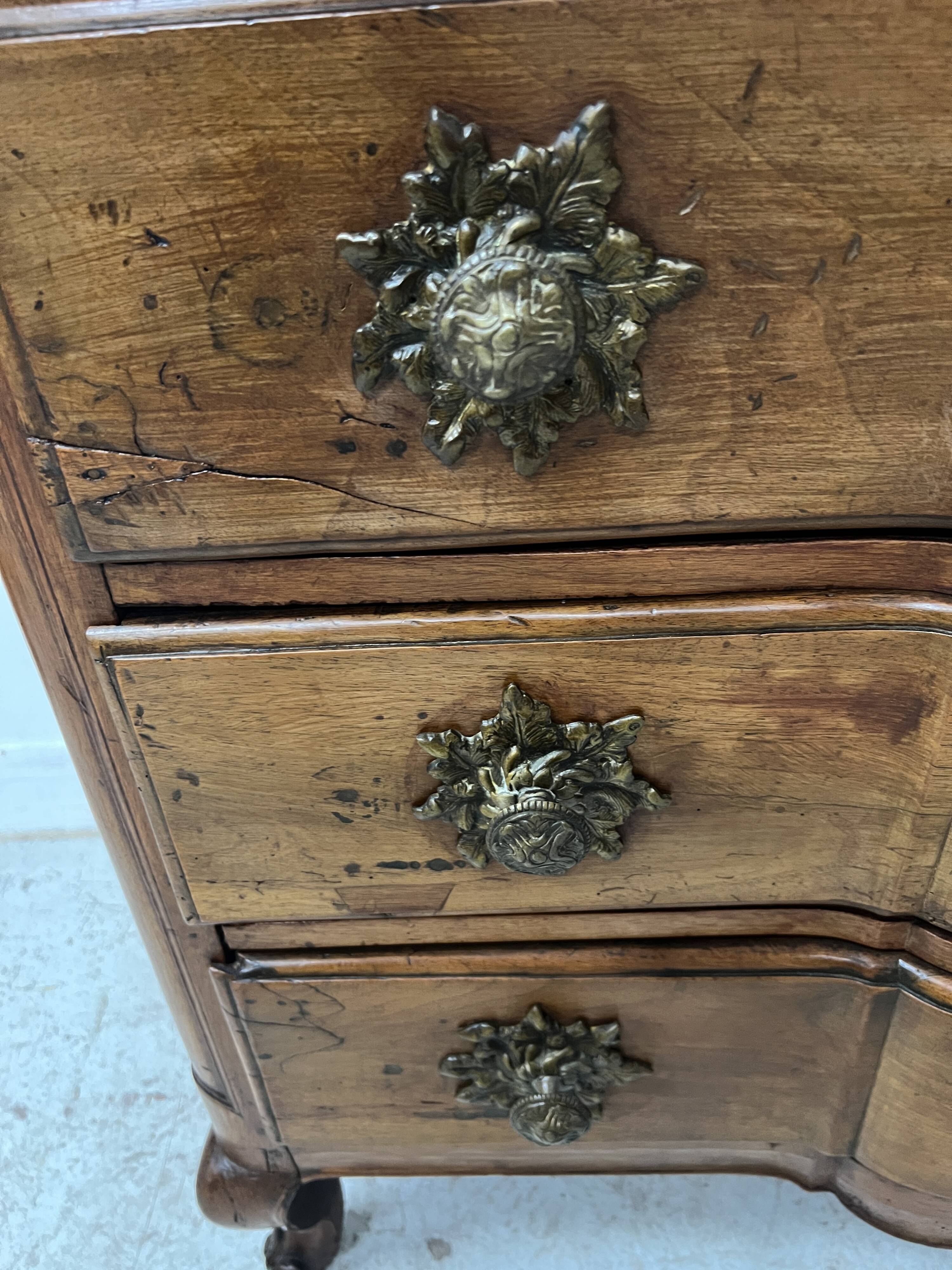 Louis XV commode with three drawers in solid walnut, 18th century