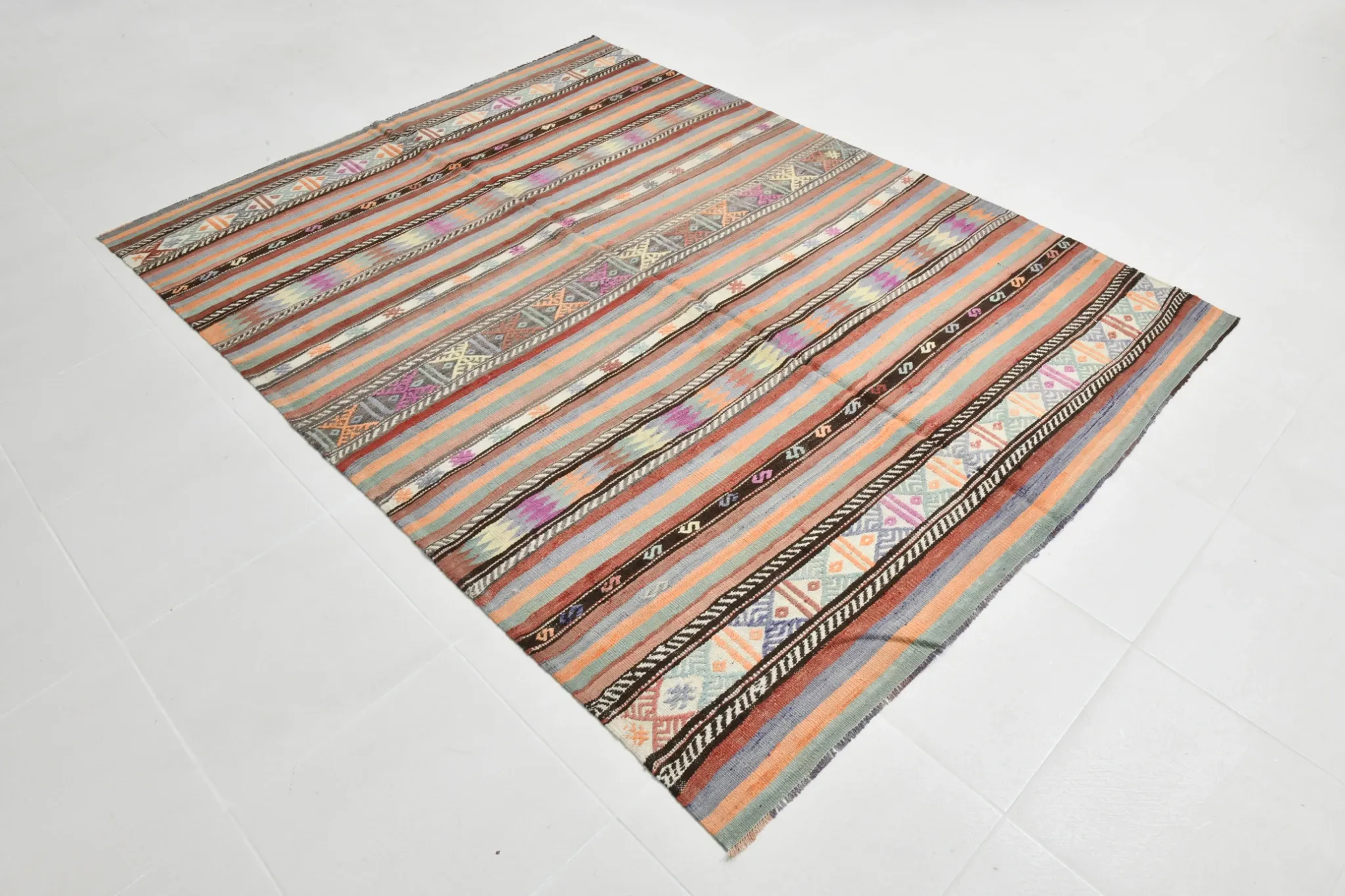 Vintage Turkish Green Kilim Rug, Bohemian Eclectic Home Decor, 176x230Cm