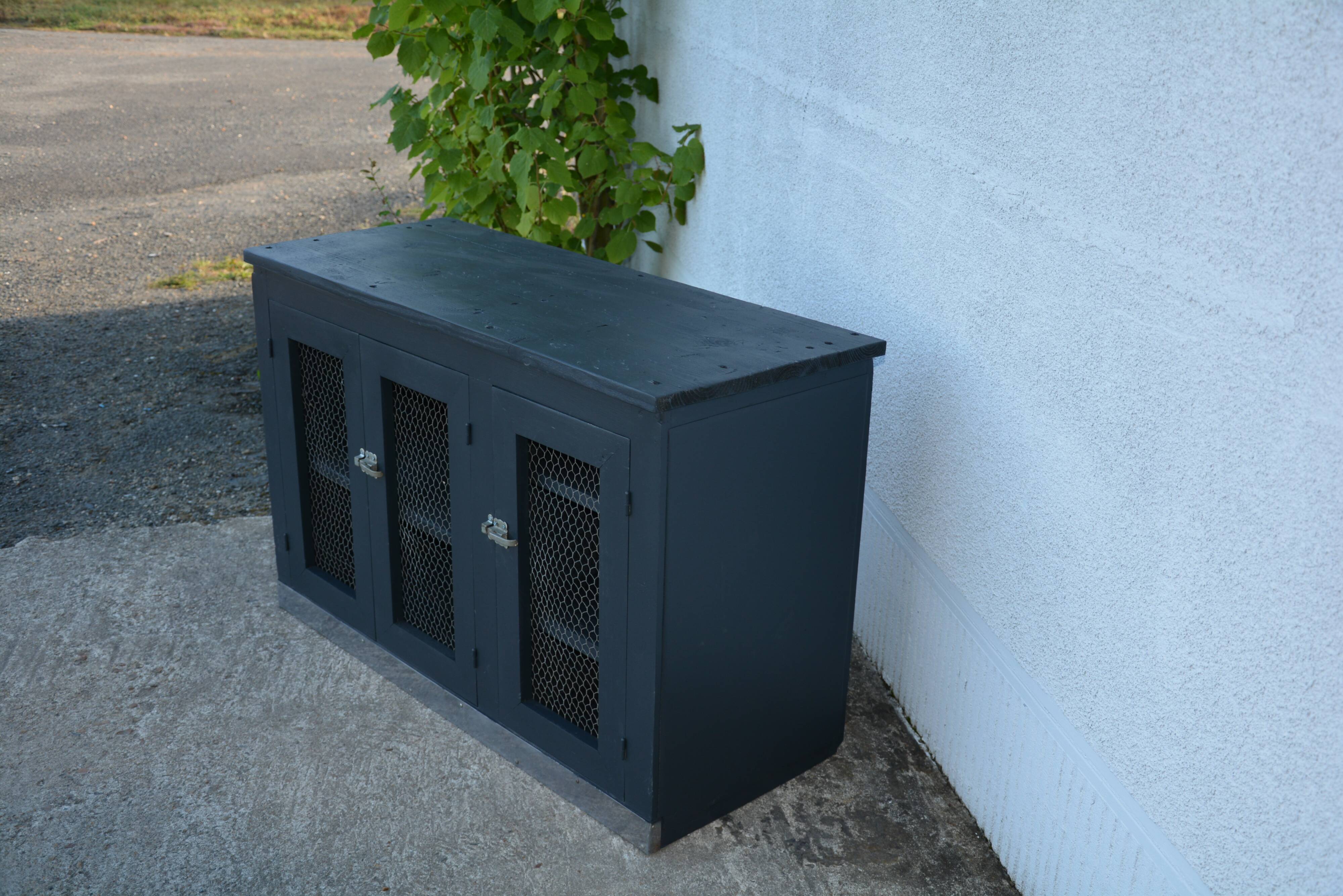 Caged Parisian buffet type breakfast buffet