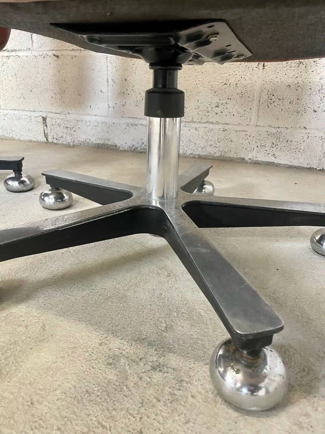 Pair of brown leather armchairs 1980