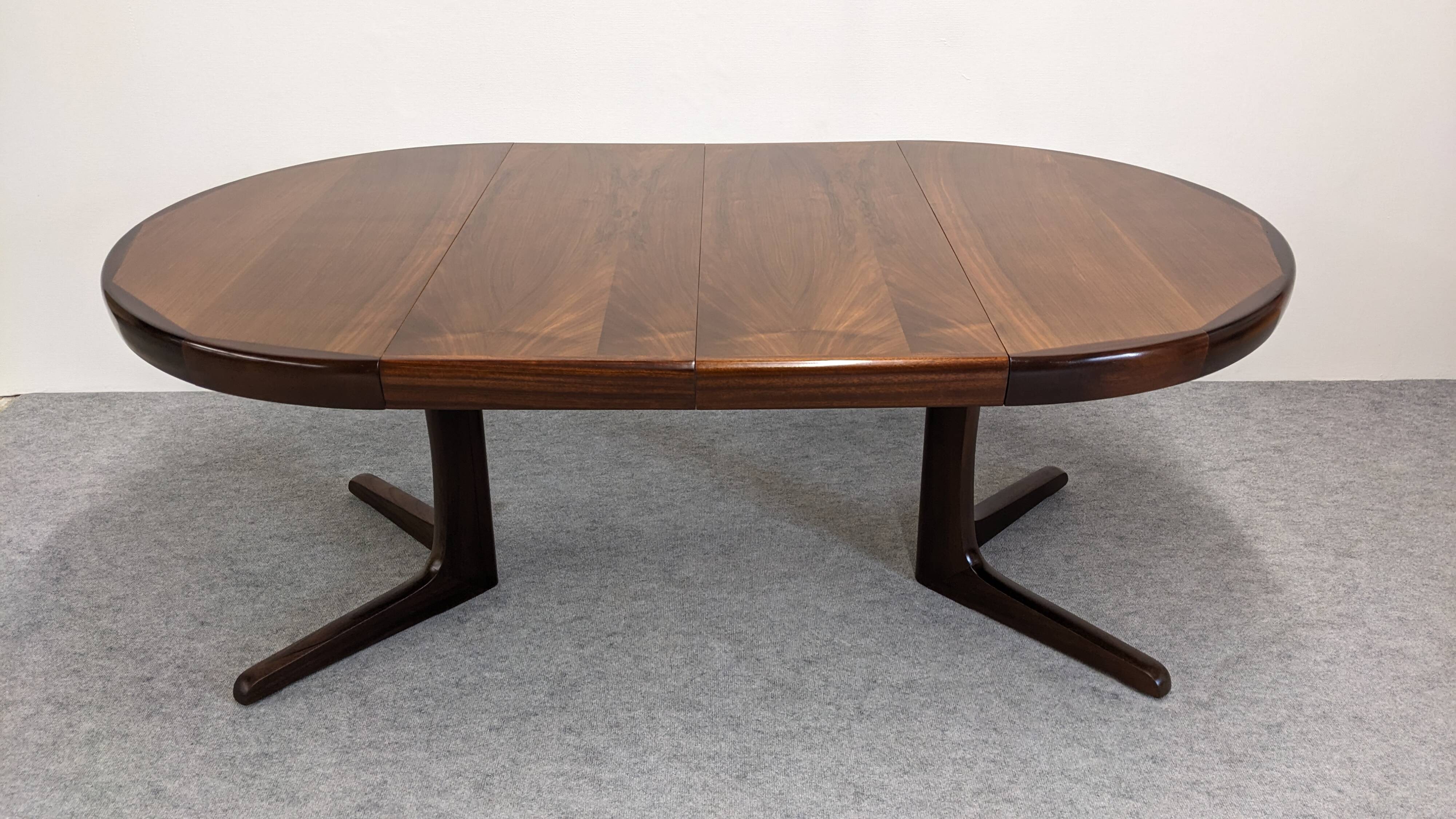 Baumann extendable dining room round table, France circa 1970.