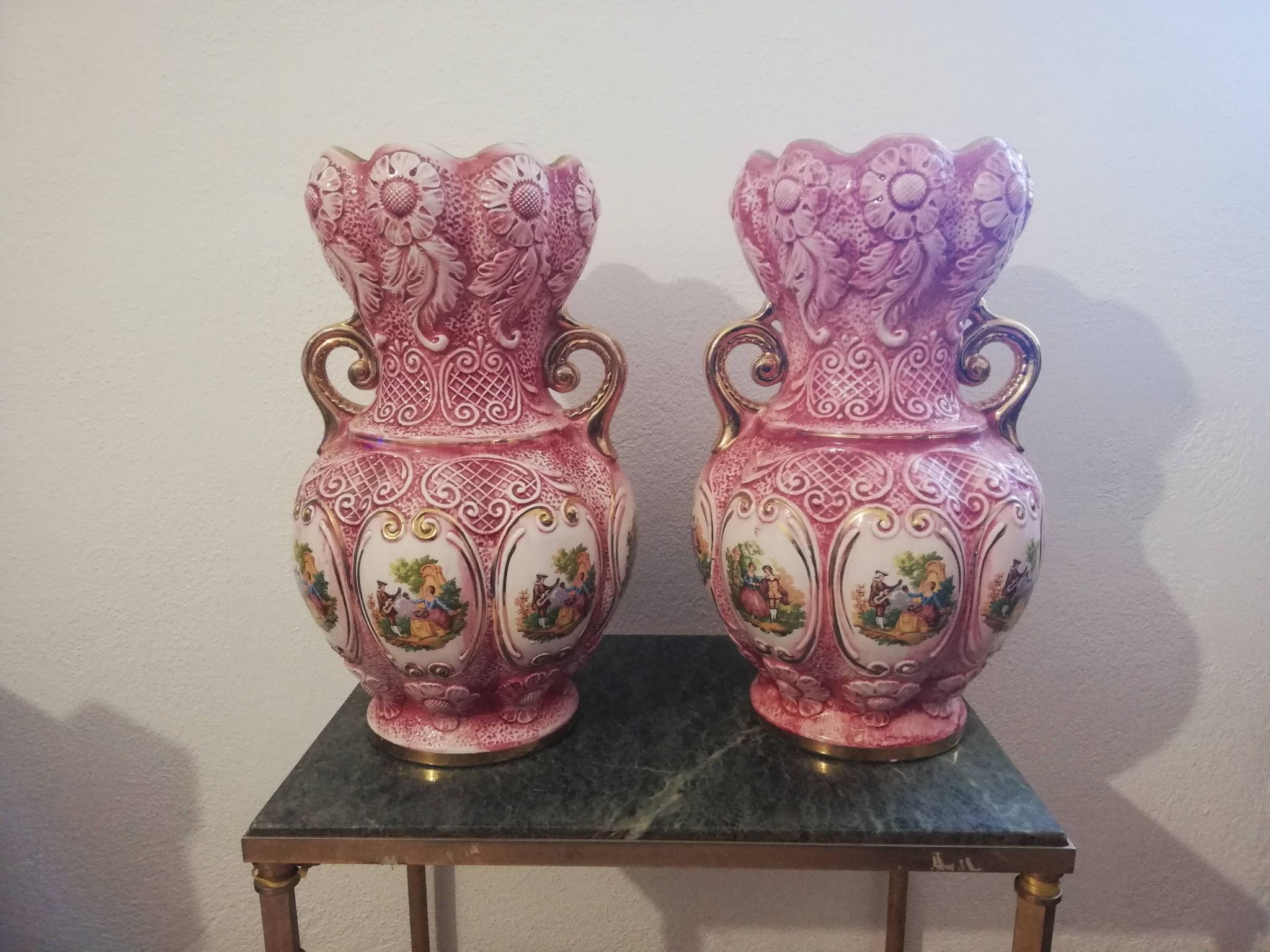 Paire de vases fragonard en porcelaine émaillée