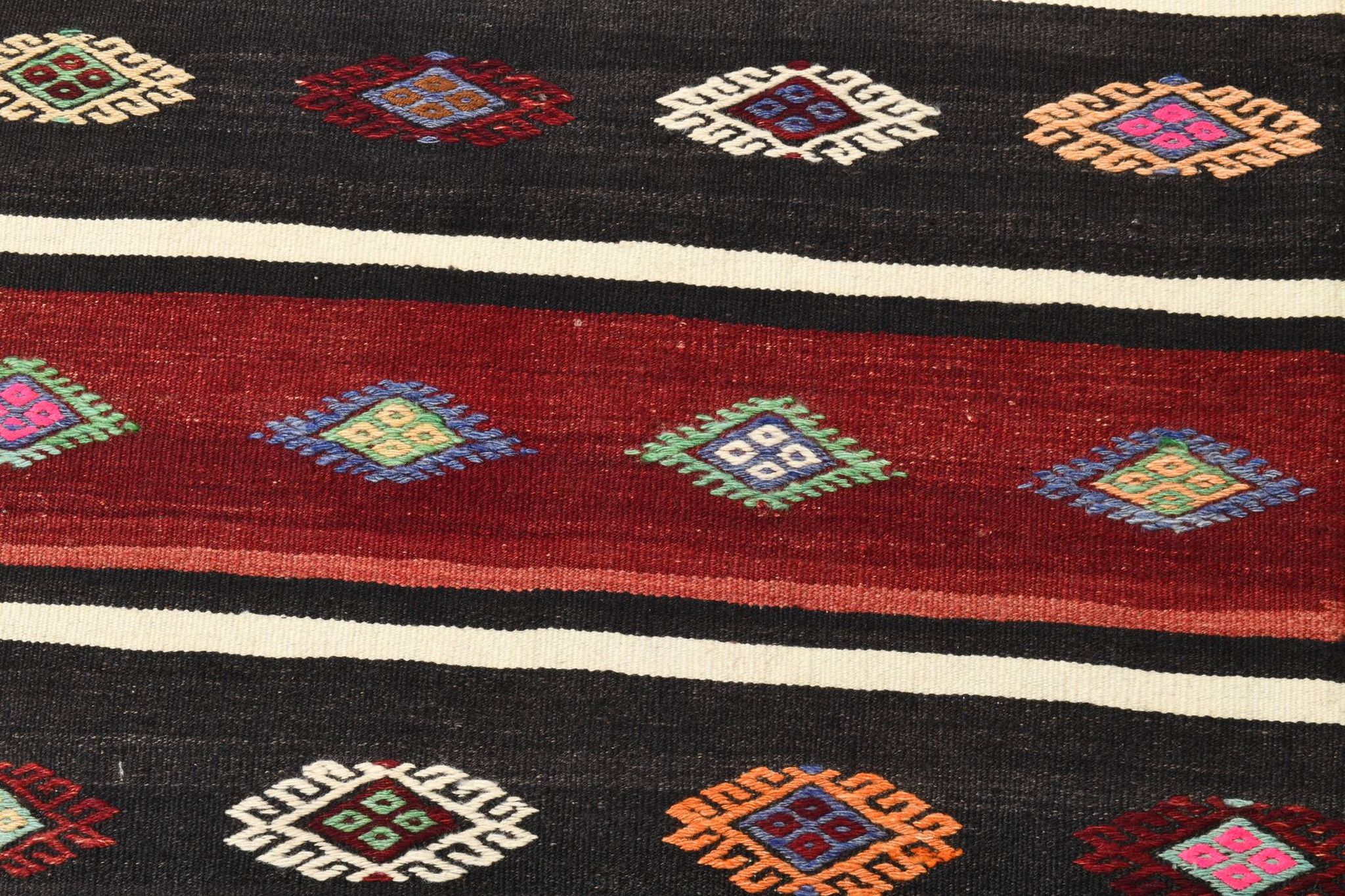 Tapis kilim persan rouge et noir fait main 5x7, 168x228 cm