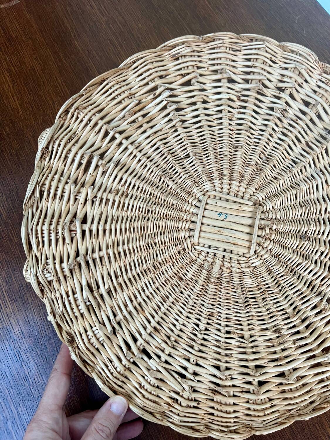 Large round woven wicker tray – Vintage craftsmanship