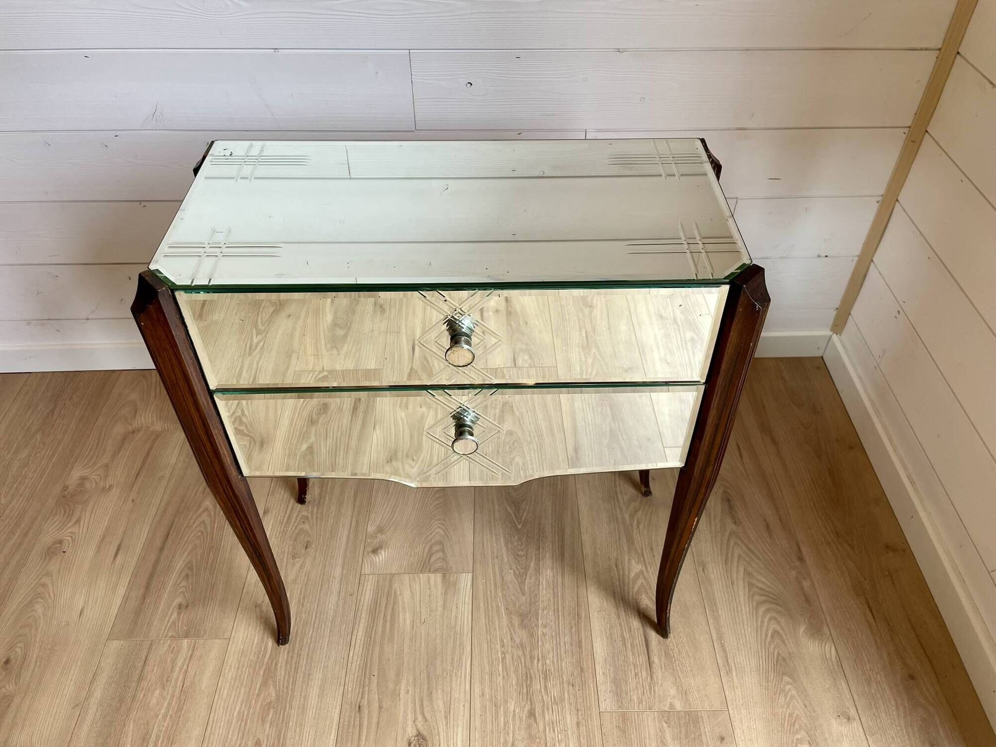 Small entrance chest of drawers or antique bedside table with engraved mirror.