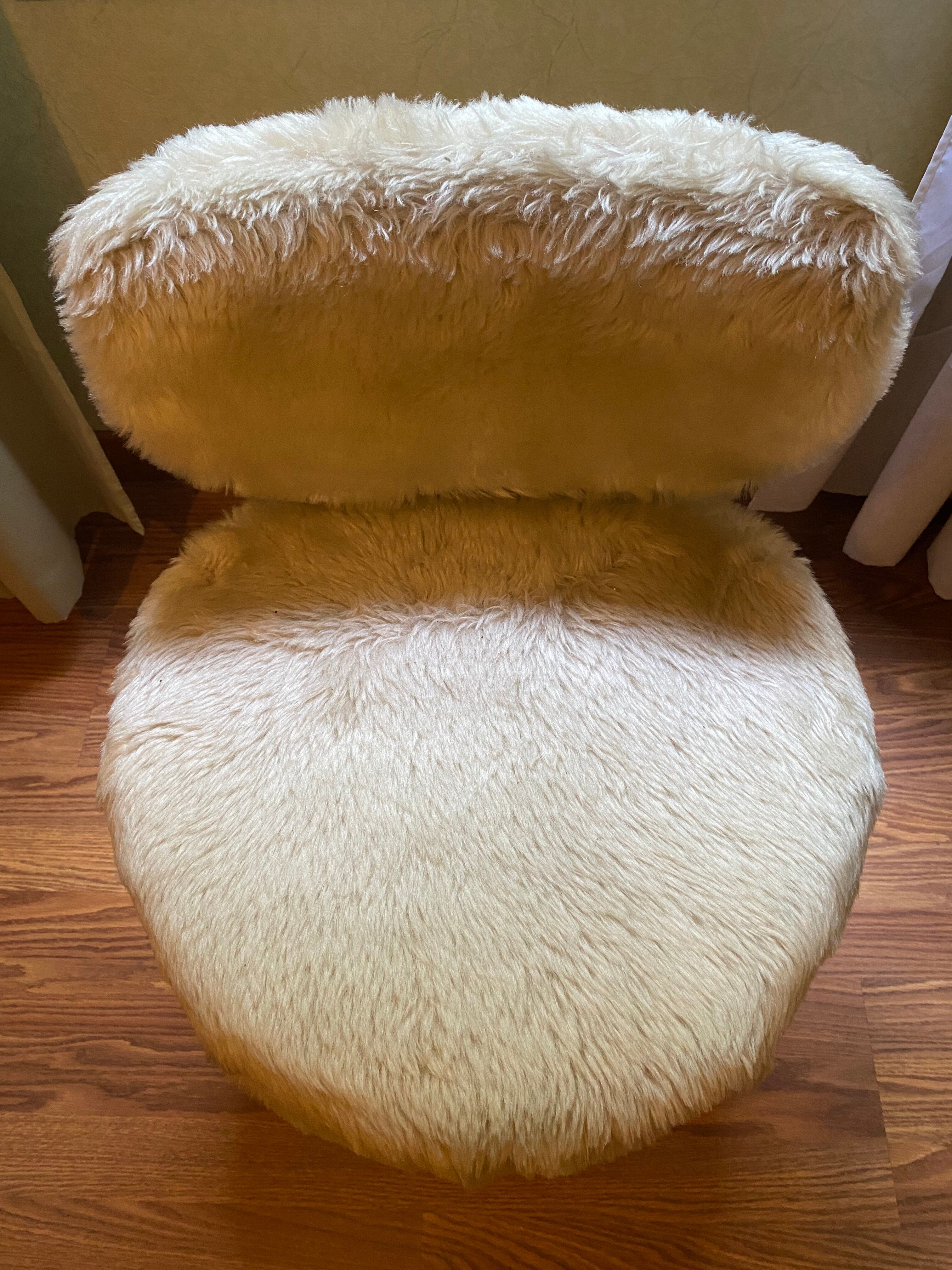Lot 2 chaises et un pouf Pelfran