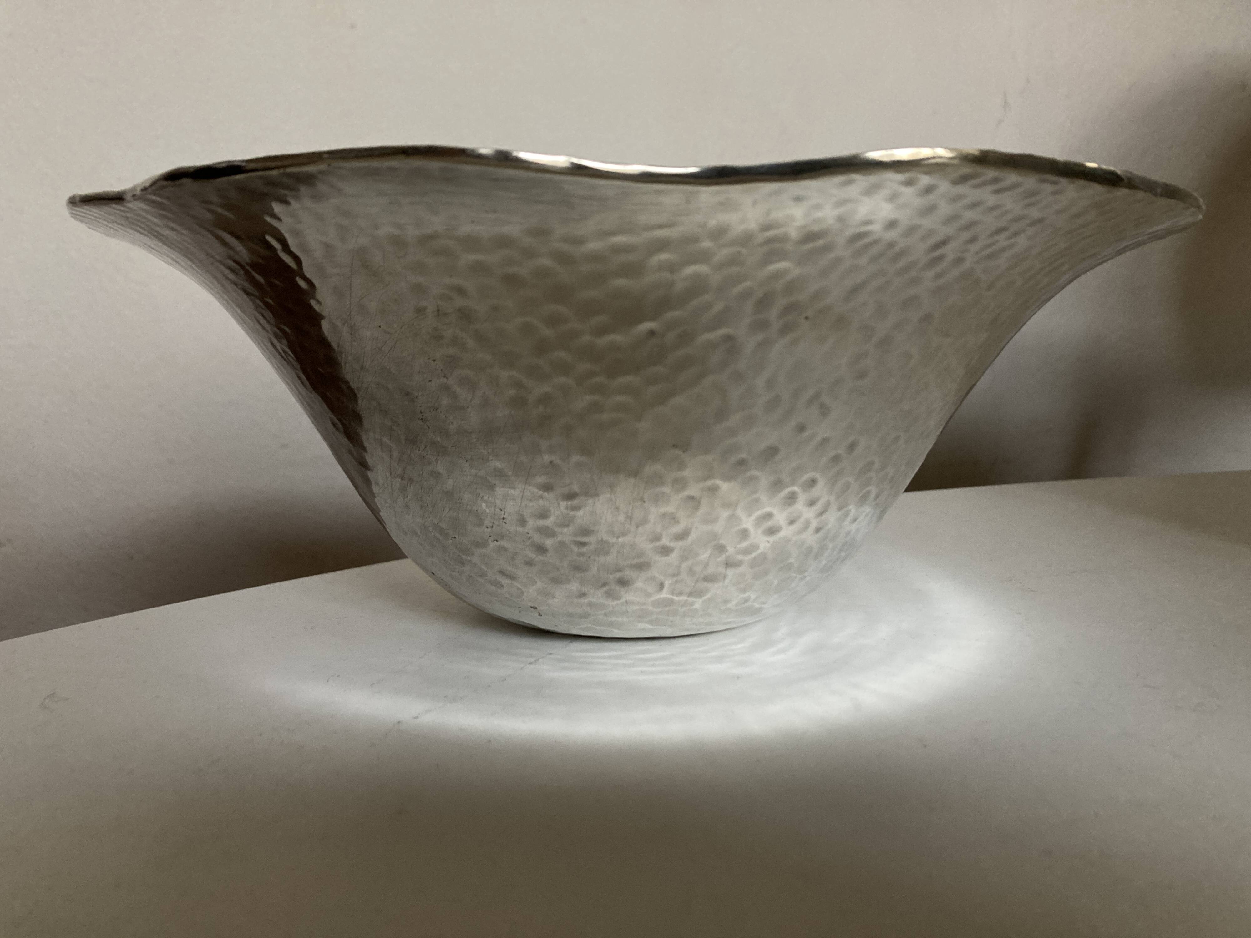 Coupe centre de table en métal argenté martelé forme libre 1980