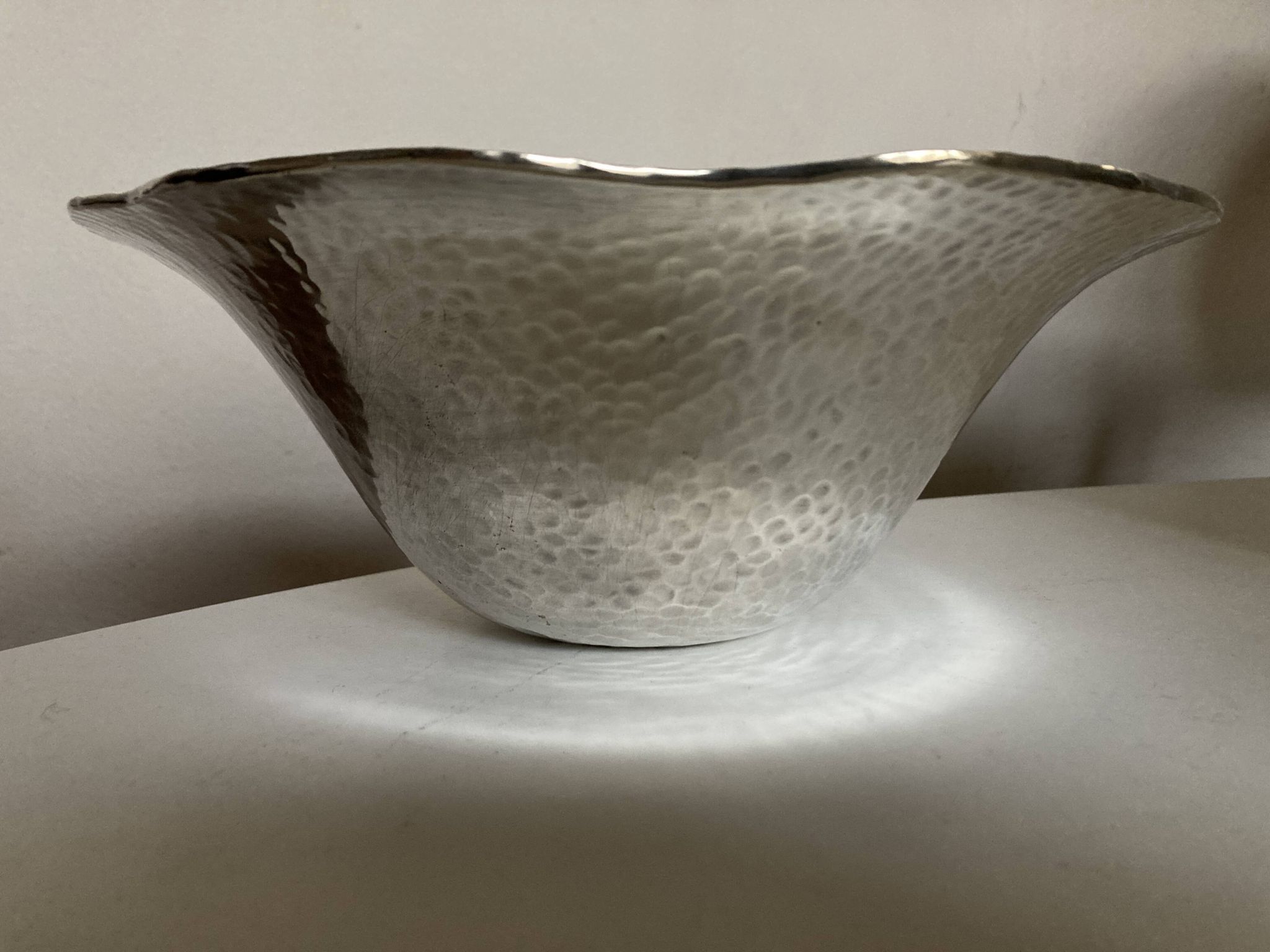 Coupe centre de table en métal argenté martelé forme libre 1980