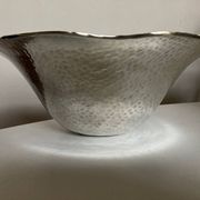 Coupe centre de table en métal argenté martelé forme libre 1980