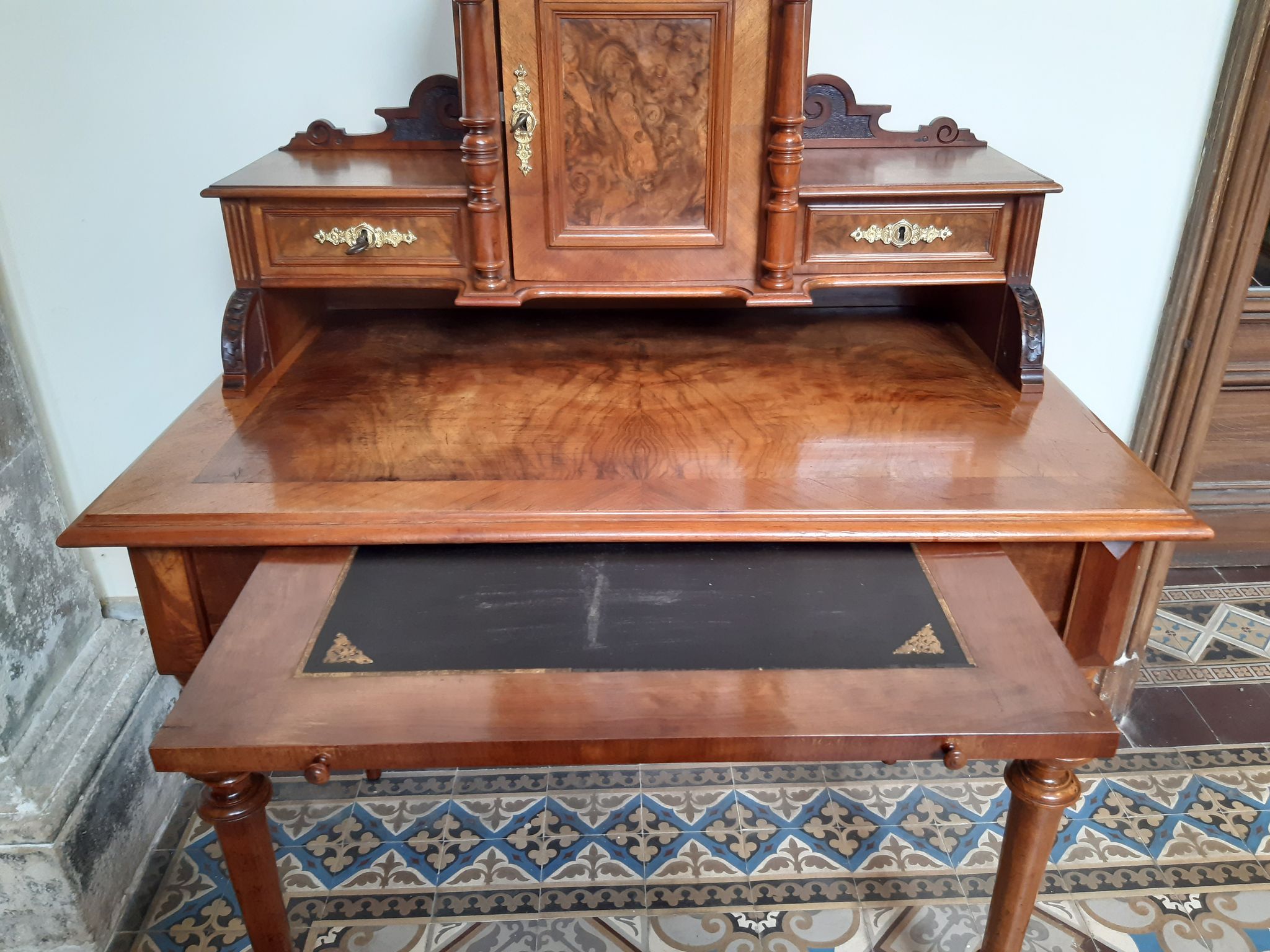 Old-standing desk in solid walnut and walnut veneer, period Alsace