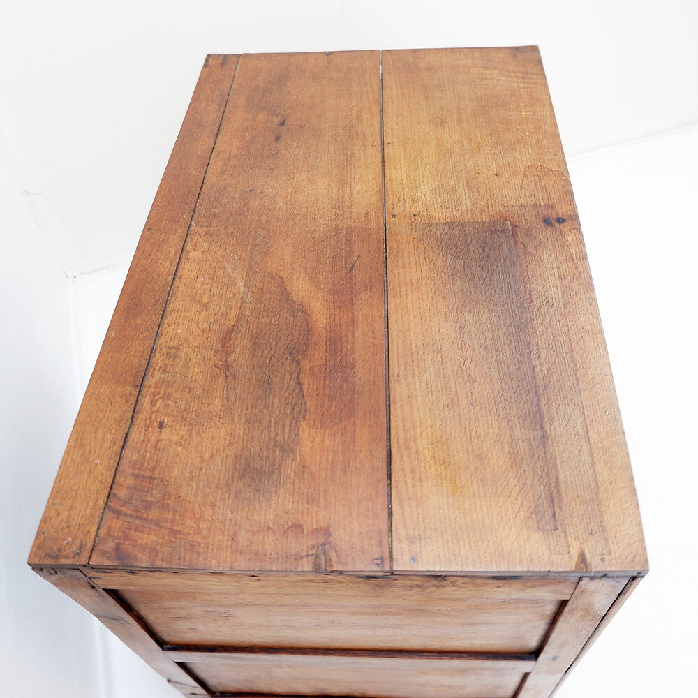 Commode rustique avec deux tiroirs et pieds sculptés - 1930