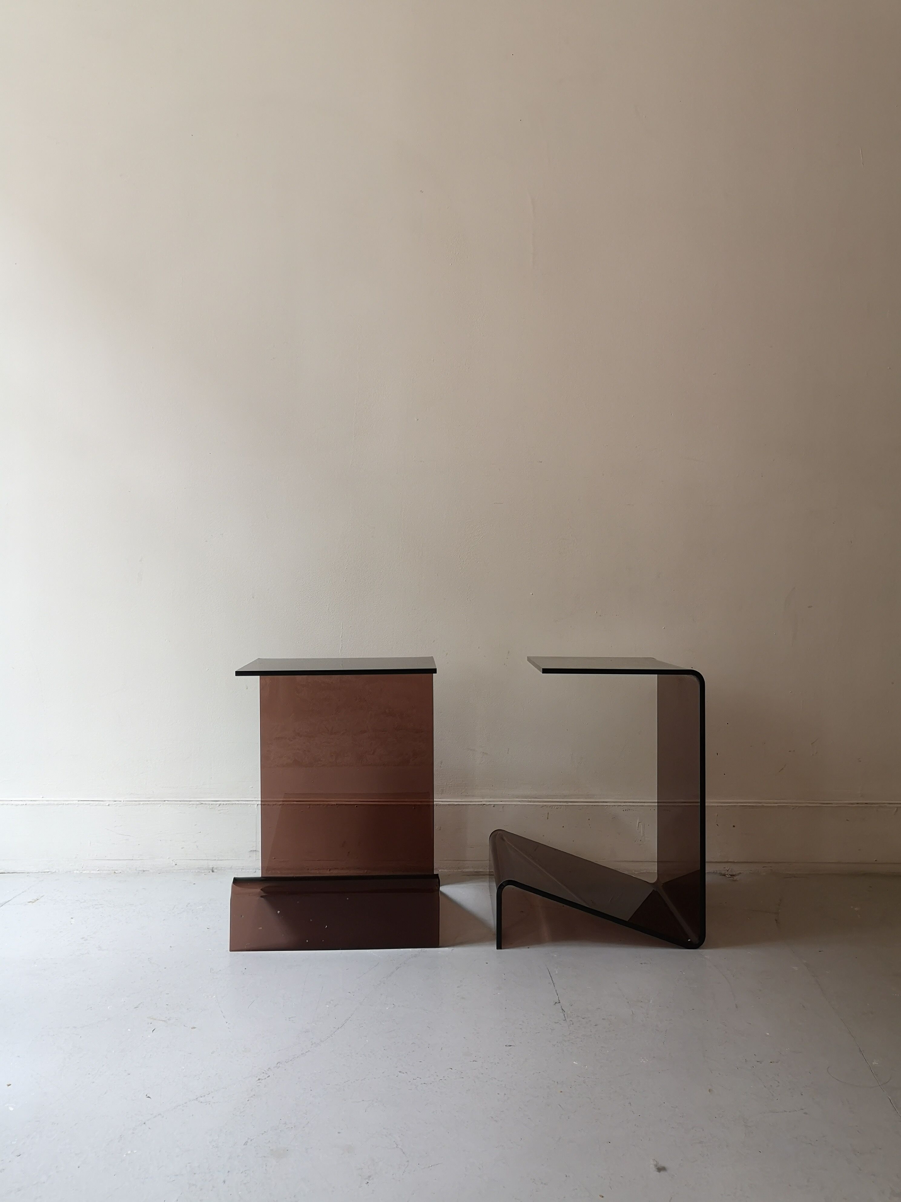 Set de 2 tables de chevets en plexiglas fumé, Design 1970