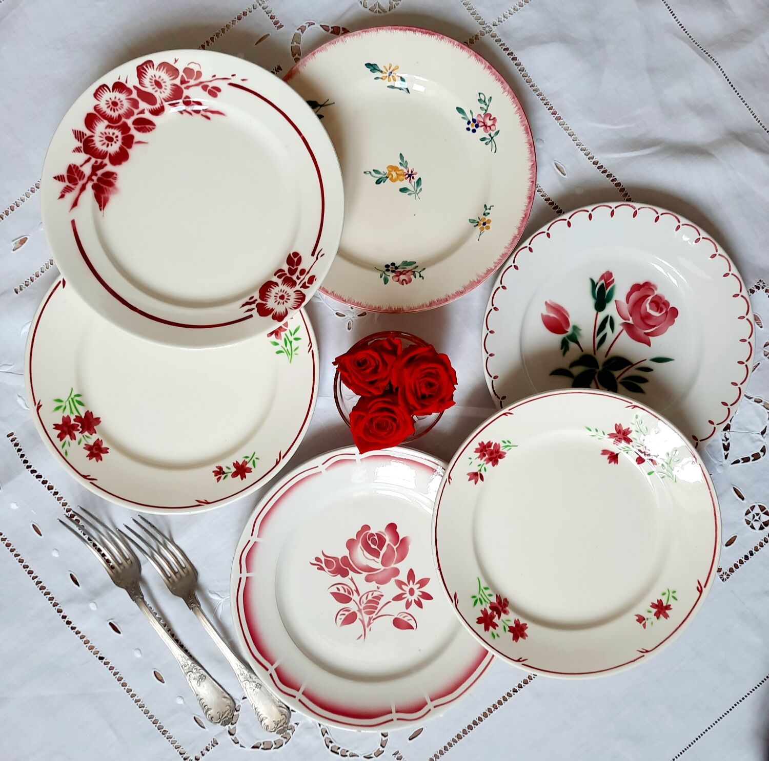 Flat plates in earthenware