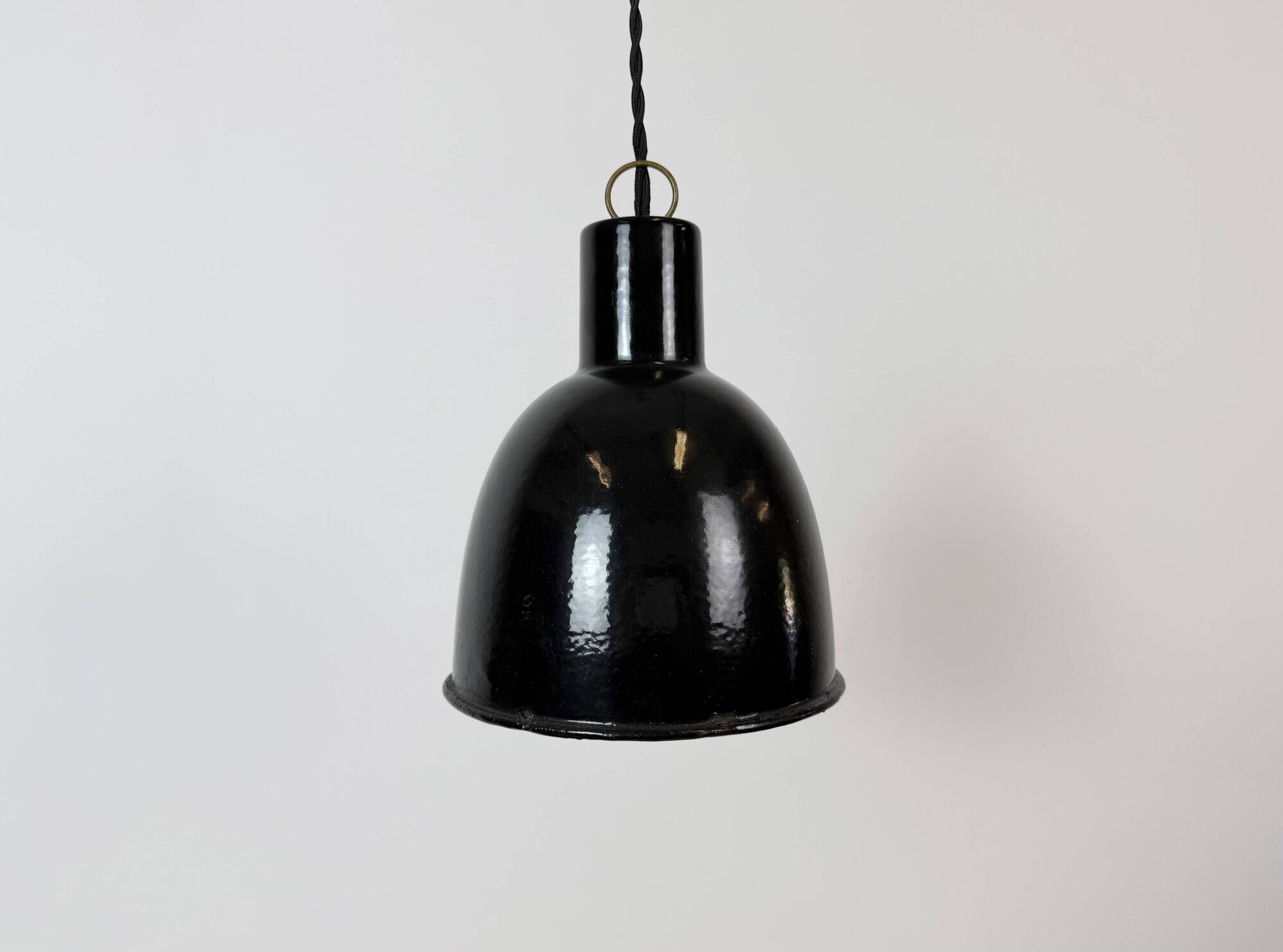 Suspension en émail noir industriel vintage, années 1950