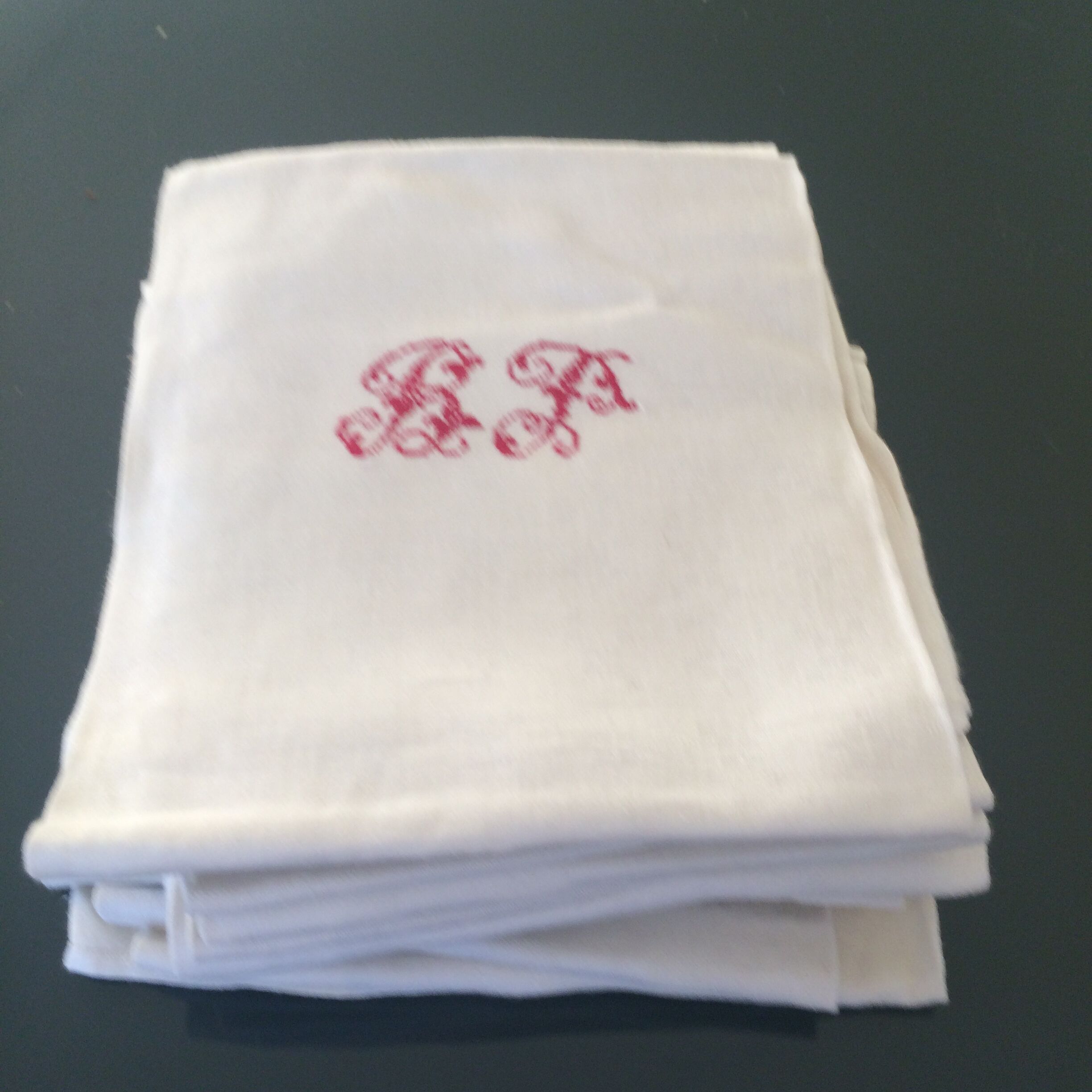 Lot de 14 serviettes blanches et anciennes avec initiales rouges