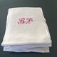 Lot de 14 serviettes blanches et anciennes avec initiales rouges